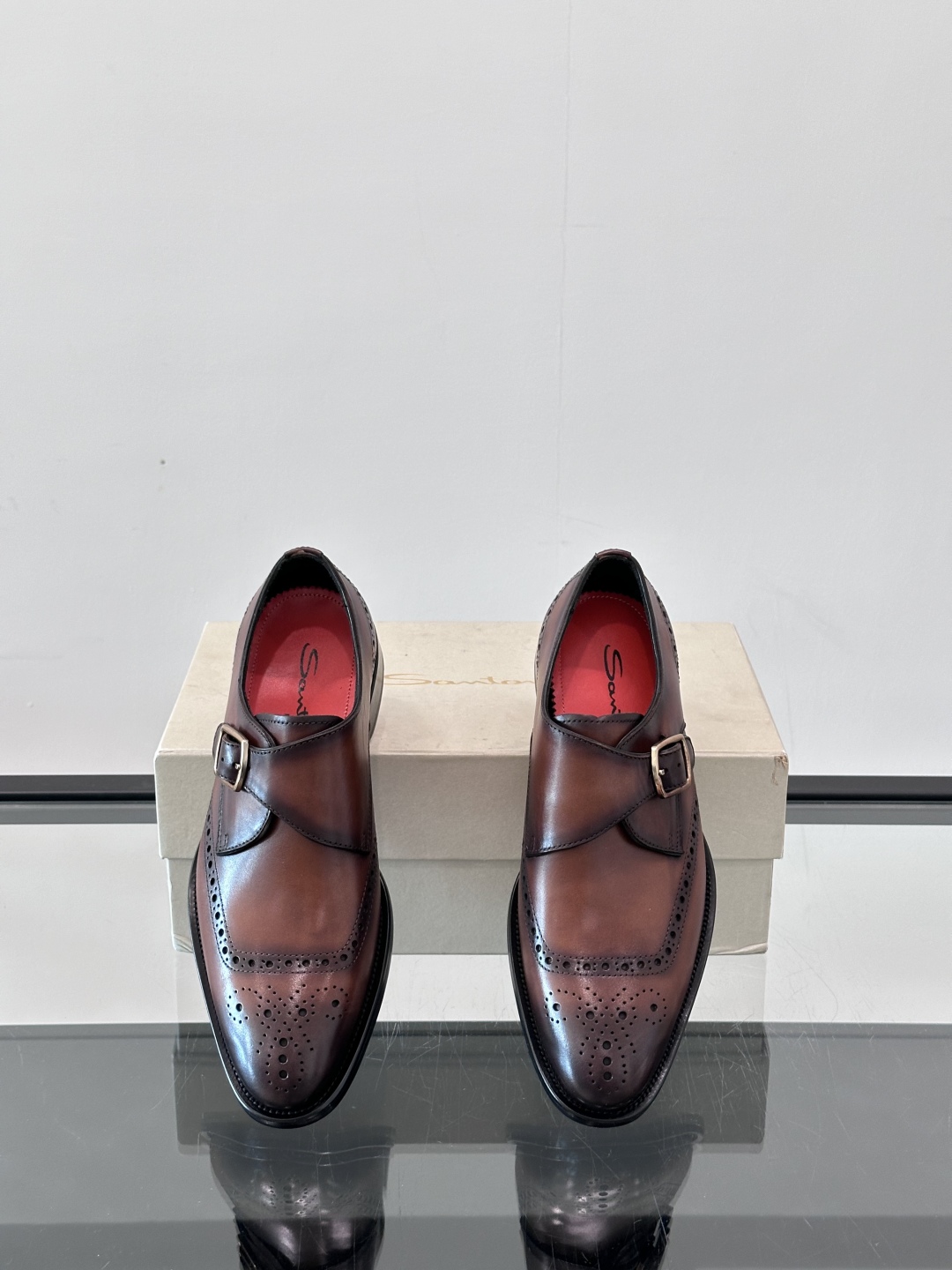 Santoni/圣东尼 意大利男士手工小牛皮真皮大底正装皮鞋，这个意大利纯手工鞋履品牌的每一双鞋设计简洁