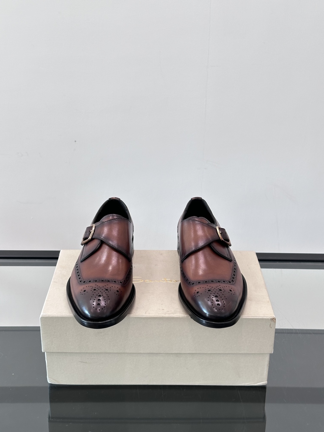Santoni/圣东尼 意大利男士手工小牛皮真皮大底正装皮鞋，这个意大利纯手工鞋履品牌的每一双鞋设计简洁