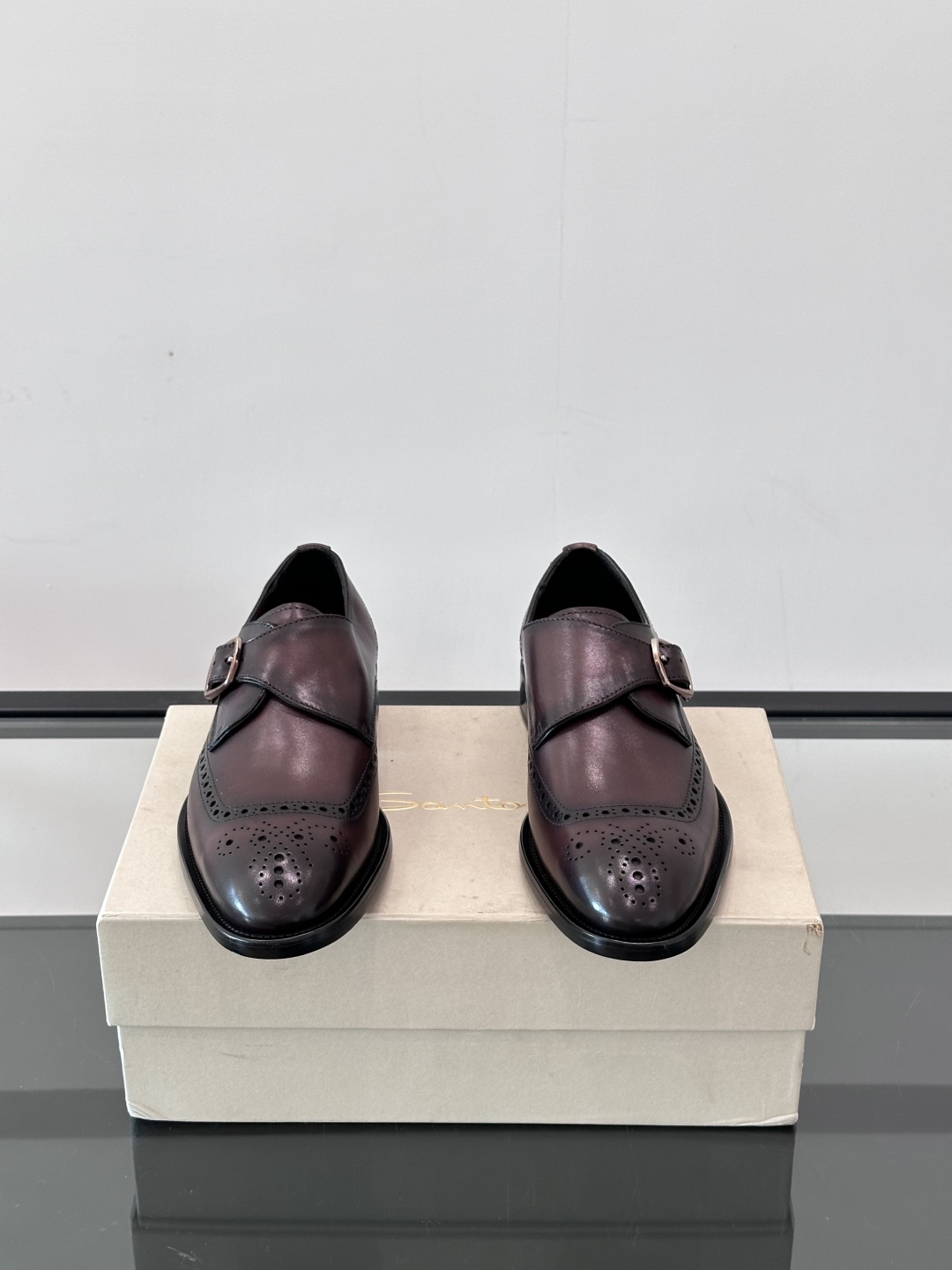 Santoni/圣东尼 意大利男士手工小牛皮真皮大底正装皮鞋，这个意大利纯手工鞋履品牌的每一双鞋设计简洁