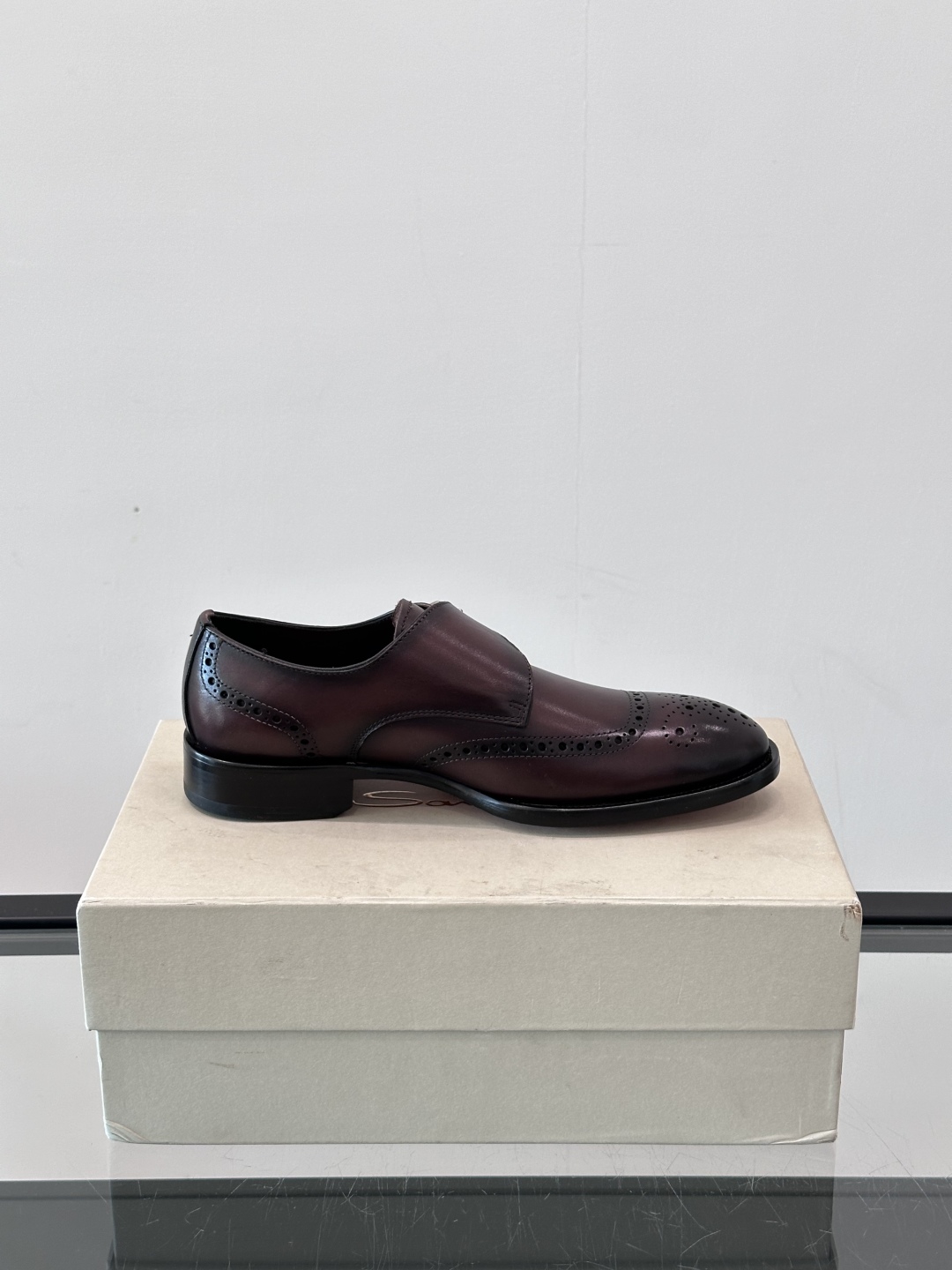 Santoni/圣东尼 意大利男士手工小牛皮真皮大底正装皮鞋，这个意大利纯手工鞋履品牌的每一双鞋设计简洁