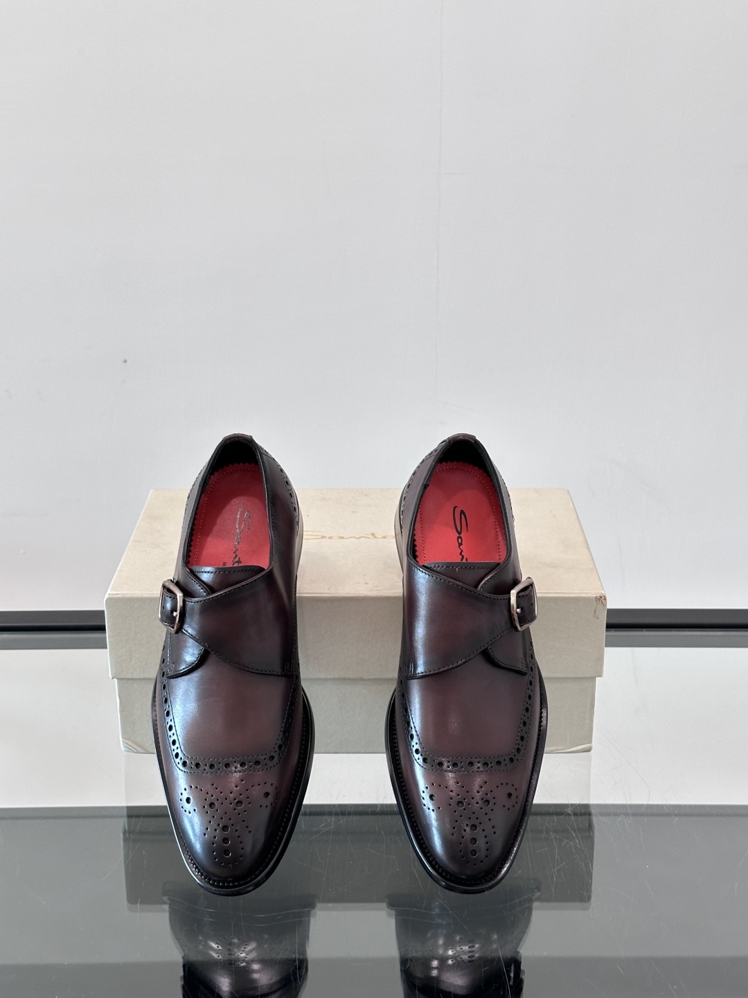 Santoni/圣东尼 意大利男士手工小牛皮真皮大底正装皮鞋，这个意大利纯手工鞋履品牌的每一双鞋设计简洁