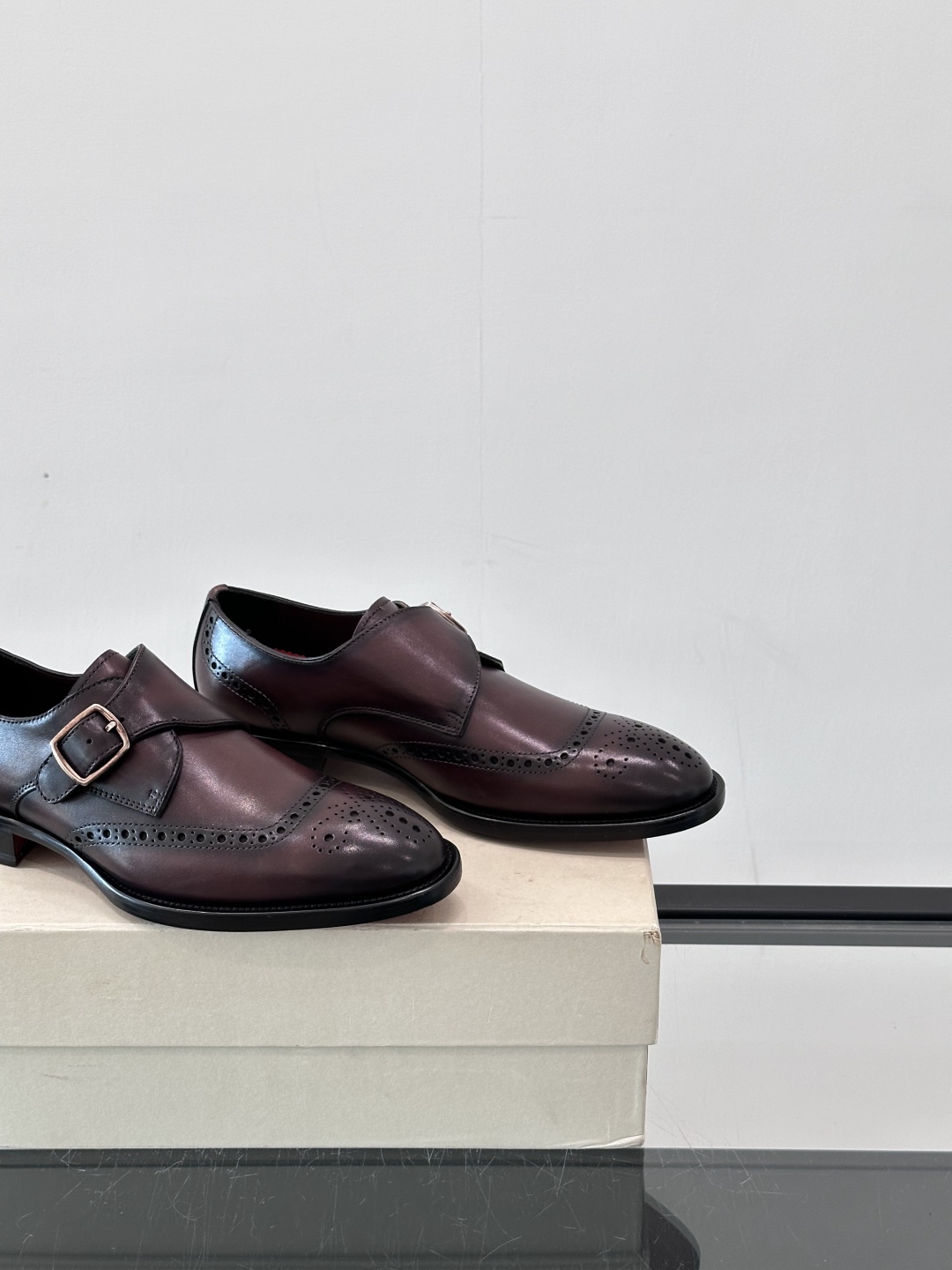 Santoni/圣东尼 意大利男士手工小牛皮真皮大底正装皮鞋，这个意大利纯手工鞋履品牌的每一双鞋设计简洁