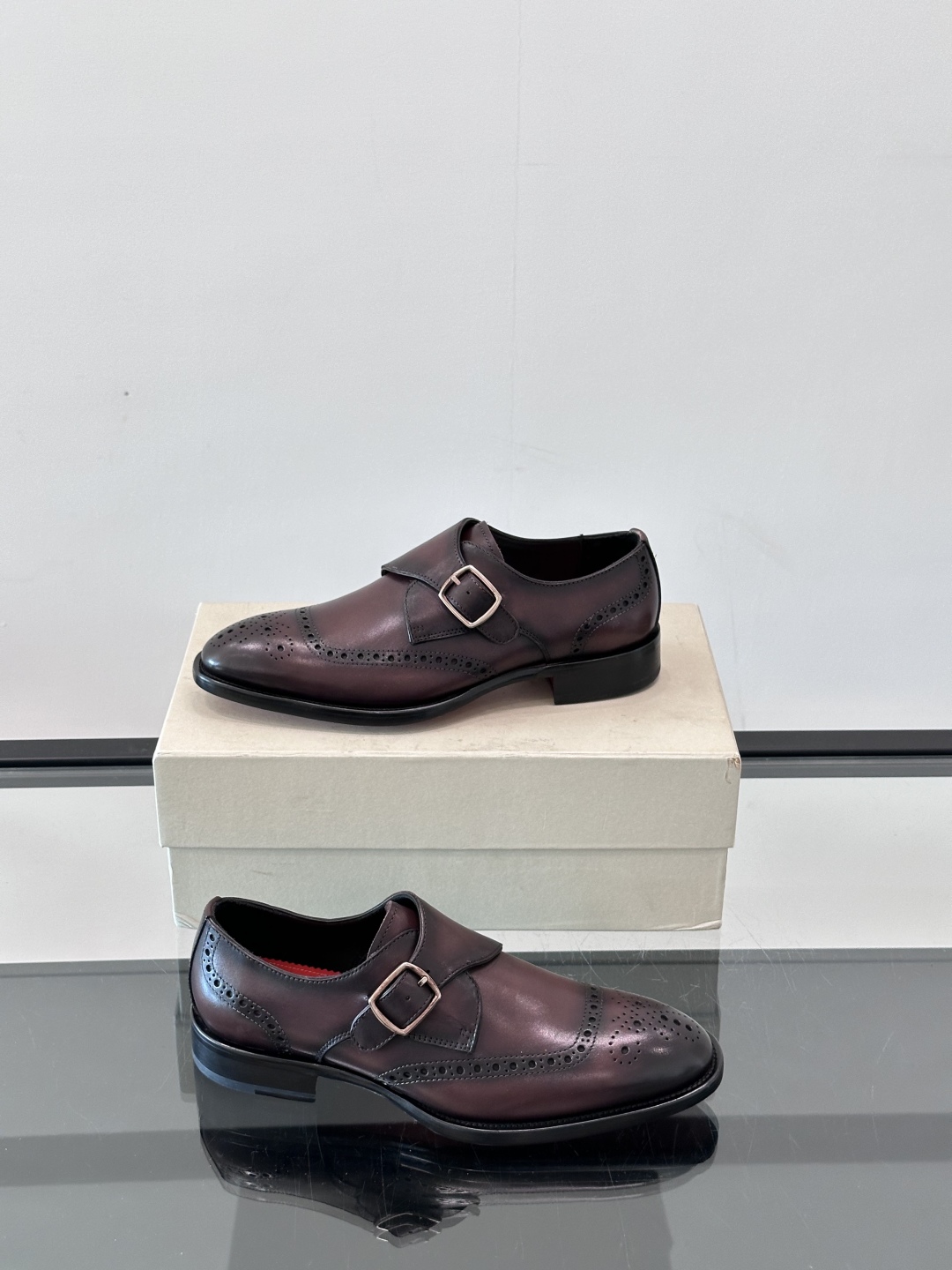 Santoni/圣东尼 意大利男士手工小牛皮真皮大底正装皮鞋，这个意大利纯手工鞋履品牌的每一双鞋设计简洁