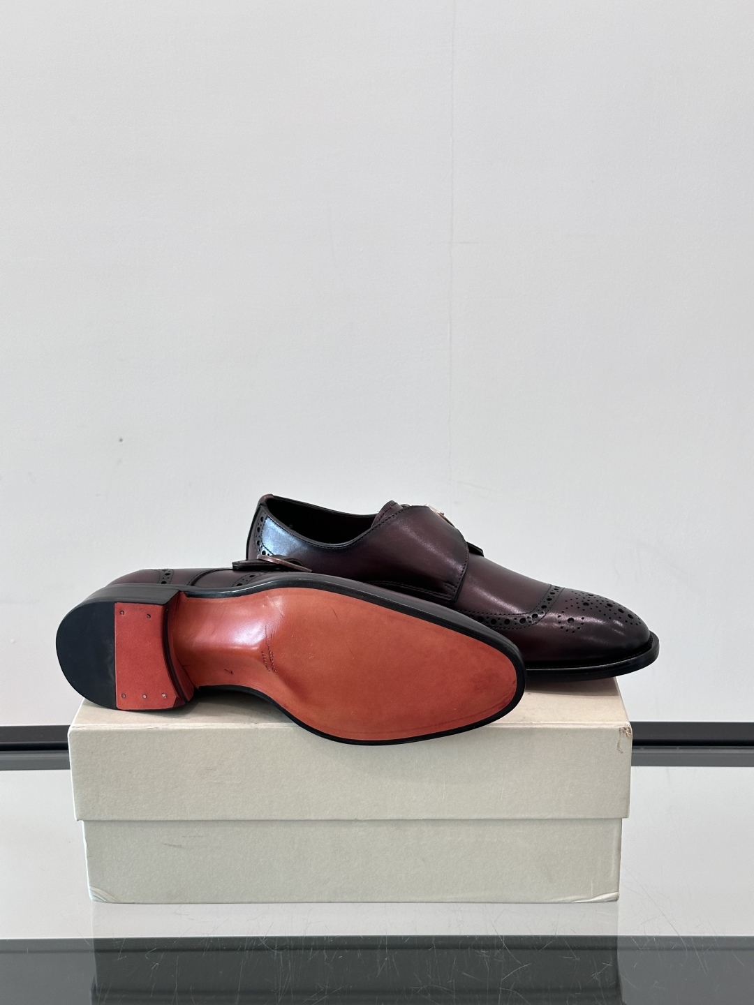 Santoni/圣东尼 意大利男士手工小牛皮真皮大底正装皮鞋，这个意大利纯手工鞋履品牌的每一双鞋设计简洁