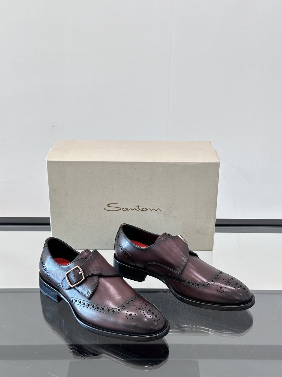 Santoni/圣东尼 意大利男士手工小牛皮真皮大底正装皮鞋，这个意大利纯手工鞋履品牌的每一双鞋设计简洁