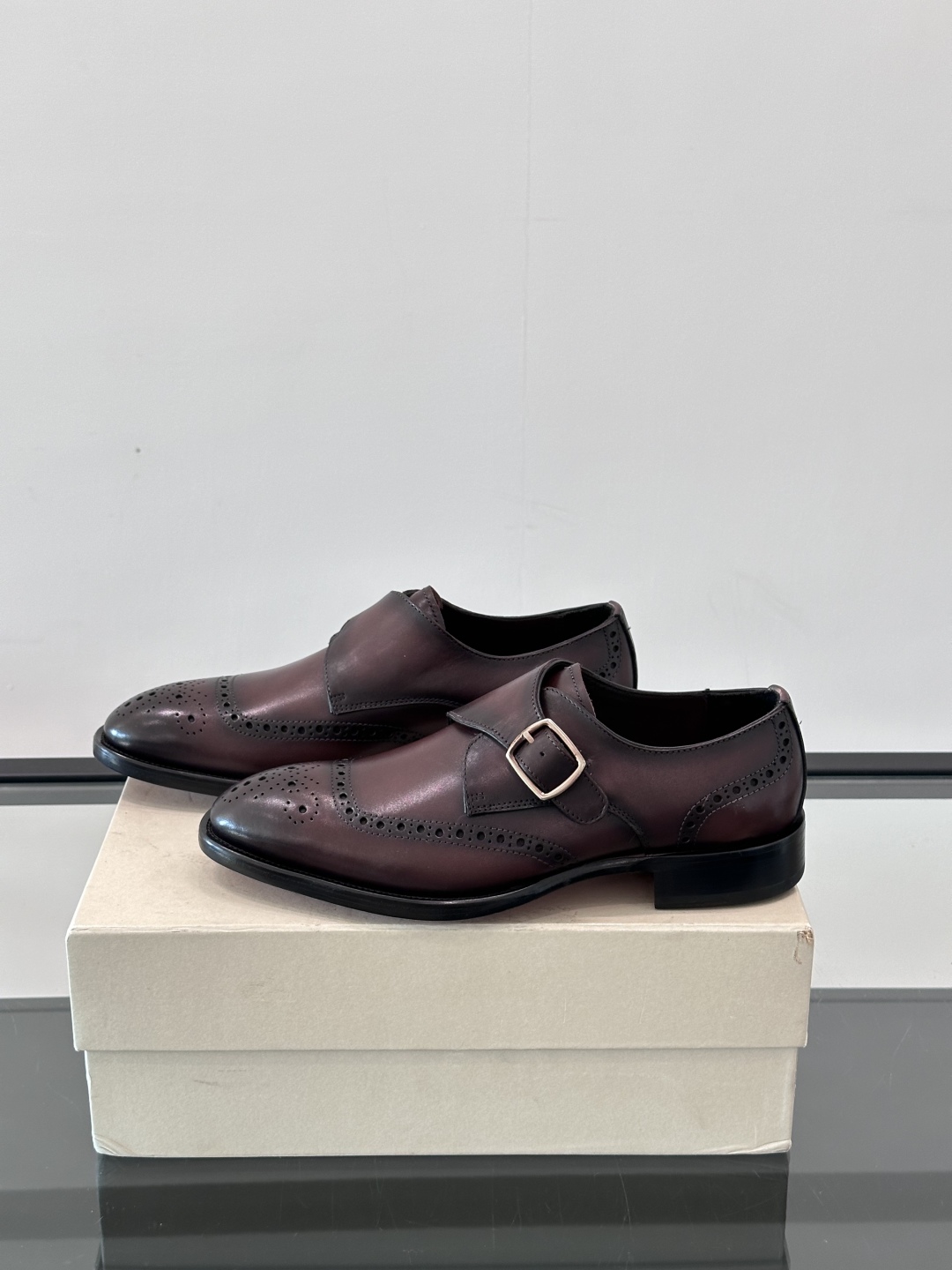 Santoni/圣东尼 意大利男士手工小牛皮真皮大底正装皮鞋，这个意大利纯手工鞋履品牌的每一双鞋设计简洁