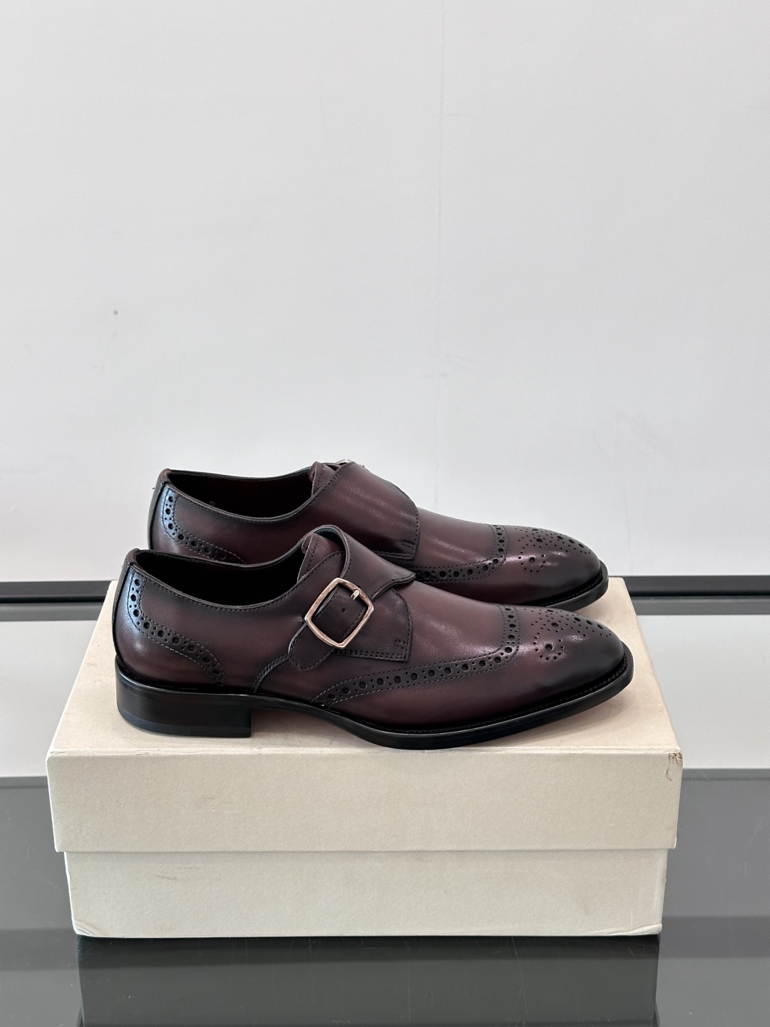 Santoni/圣东尼 意大利男士手工小牛皮真皮大底正装皮鞋，这个意大利纯手工鞋履品牌的每一双鞋设计简洁