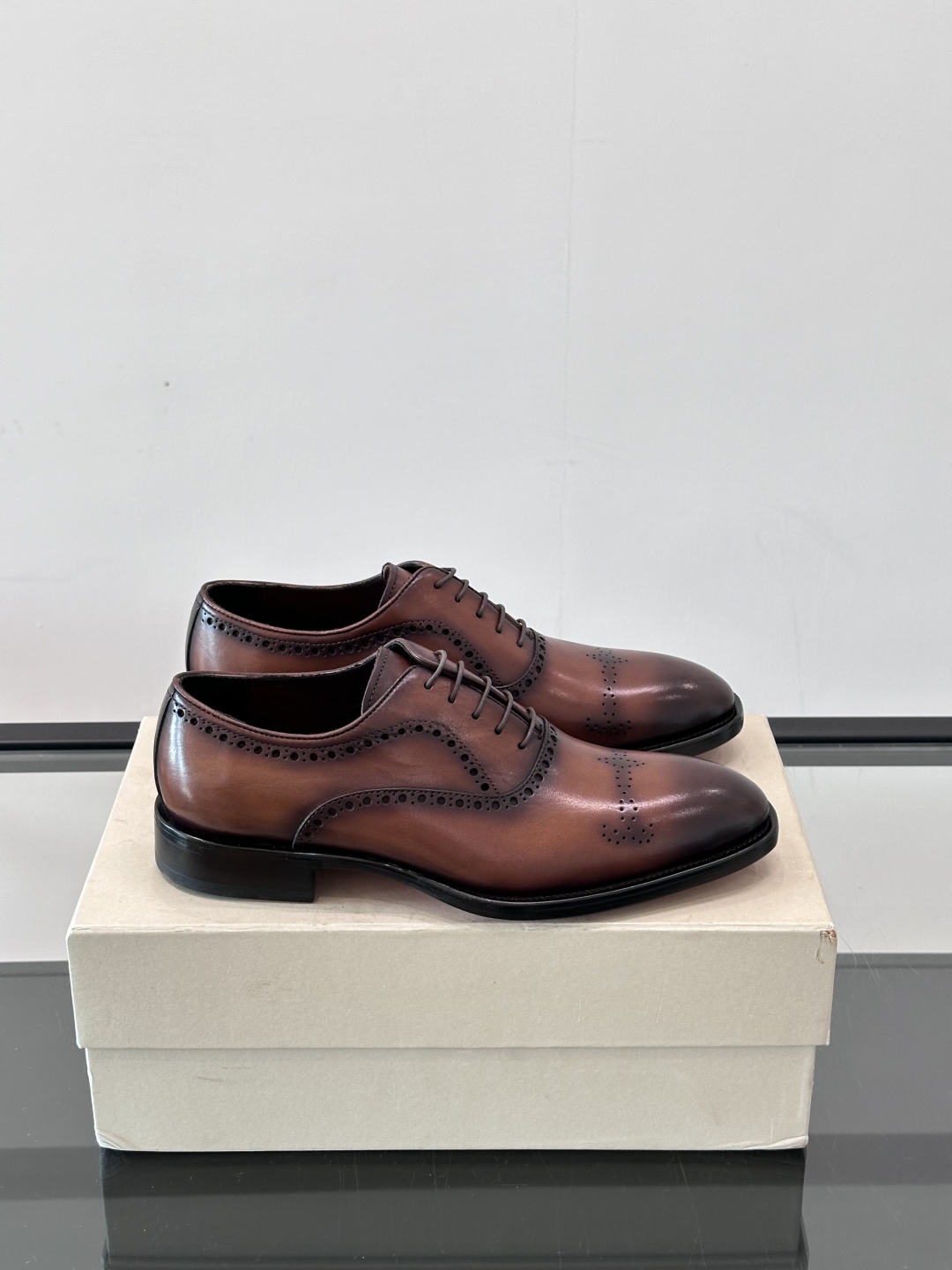 Santoni/圣东尼 意大利男士手工小牛皮真皮大底正装皮鞋，这个意大利纯手工鞋履品牌的每一双鞋设计简洁