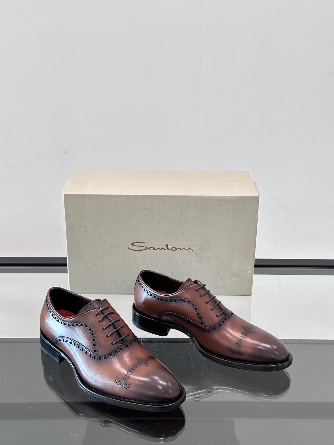 Santoni/圣东尼 意大利男士手工小牛皮真皮大底正装皮鞋，这个意大利纯手工鞋履品牌的每一双鞋设计简洁