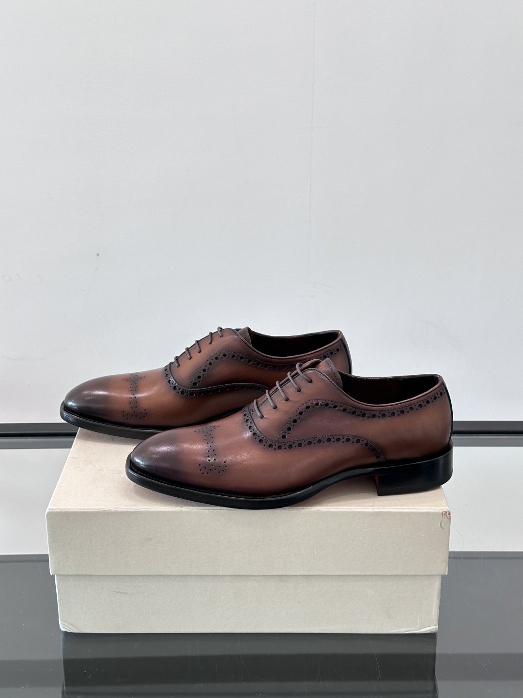 Santoni/圣东尼 意大利男士手工小牛皮真皮大底正装皮鞋，这个意大利纯手工鞋履品牌的每一双鞋设计简洁