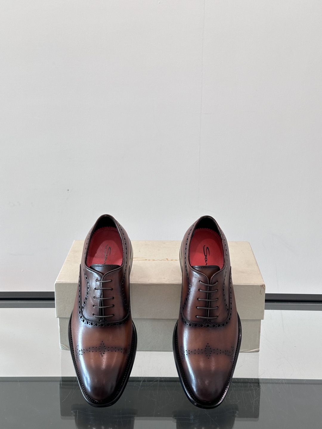Santoni/圣东尼 意大利男士手工小牛皮真皮大底正装皮鞋，这个意大利纯手工鞋履品牌的每一双鞋设计简洁