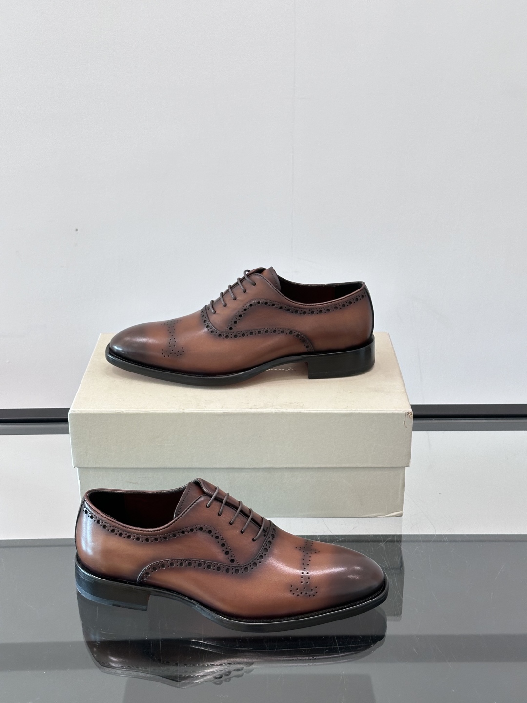 Santoni/圣东尼 意大利男士手工小牛皮真皮大底正装皮鞋，这个意大利纯手工鞋履品牌的每一双鞋设计简洁