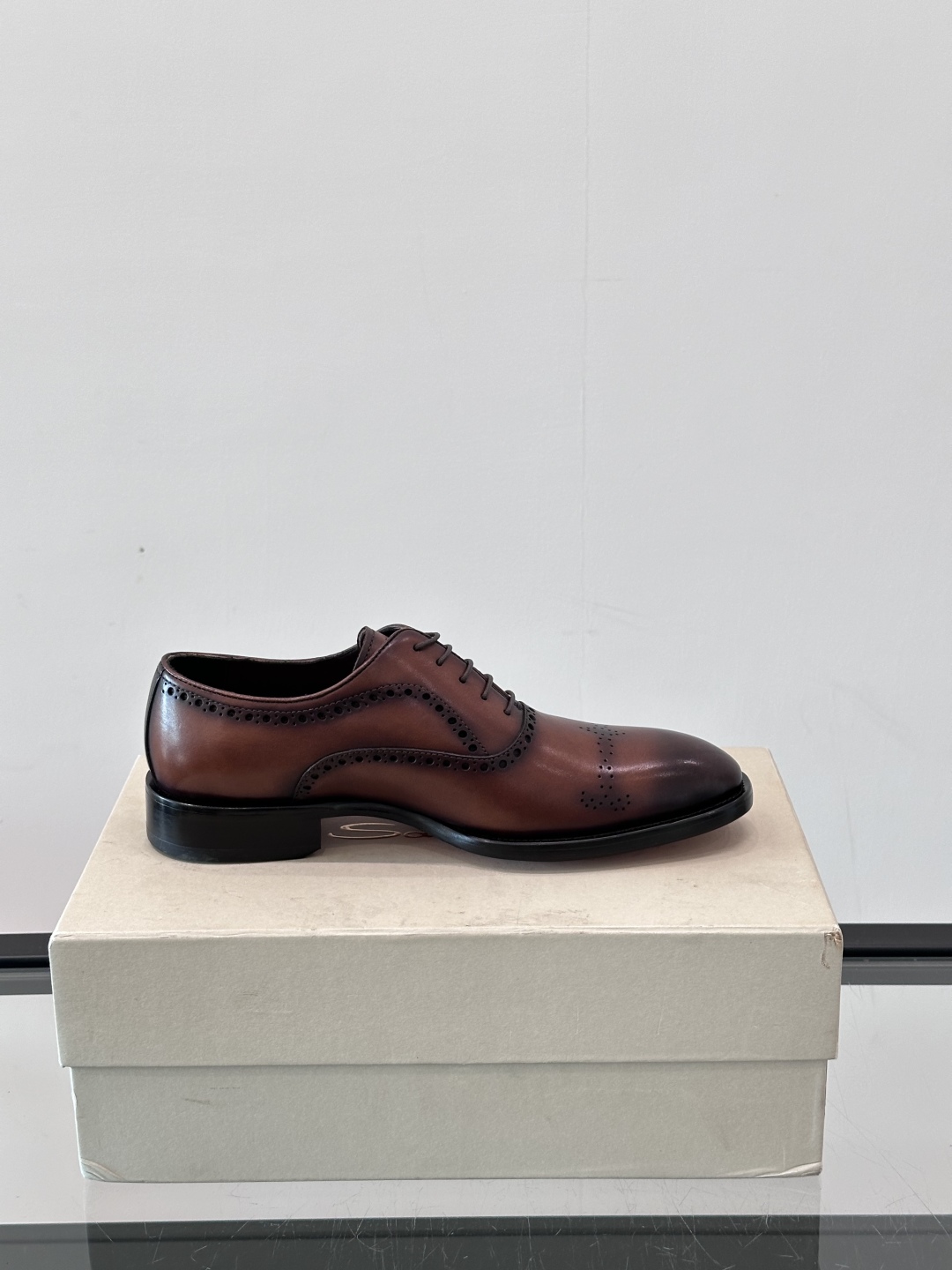 Santoni/圣东尼 意大利男士手工小牛皮真皮大底正装皮鞋，这个意大利纯手工鞋履品牌的每一双鞋设计简洁