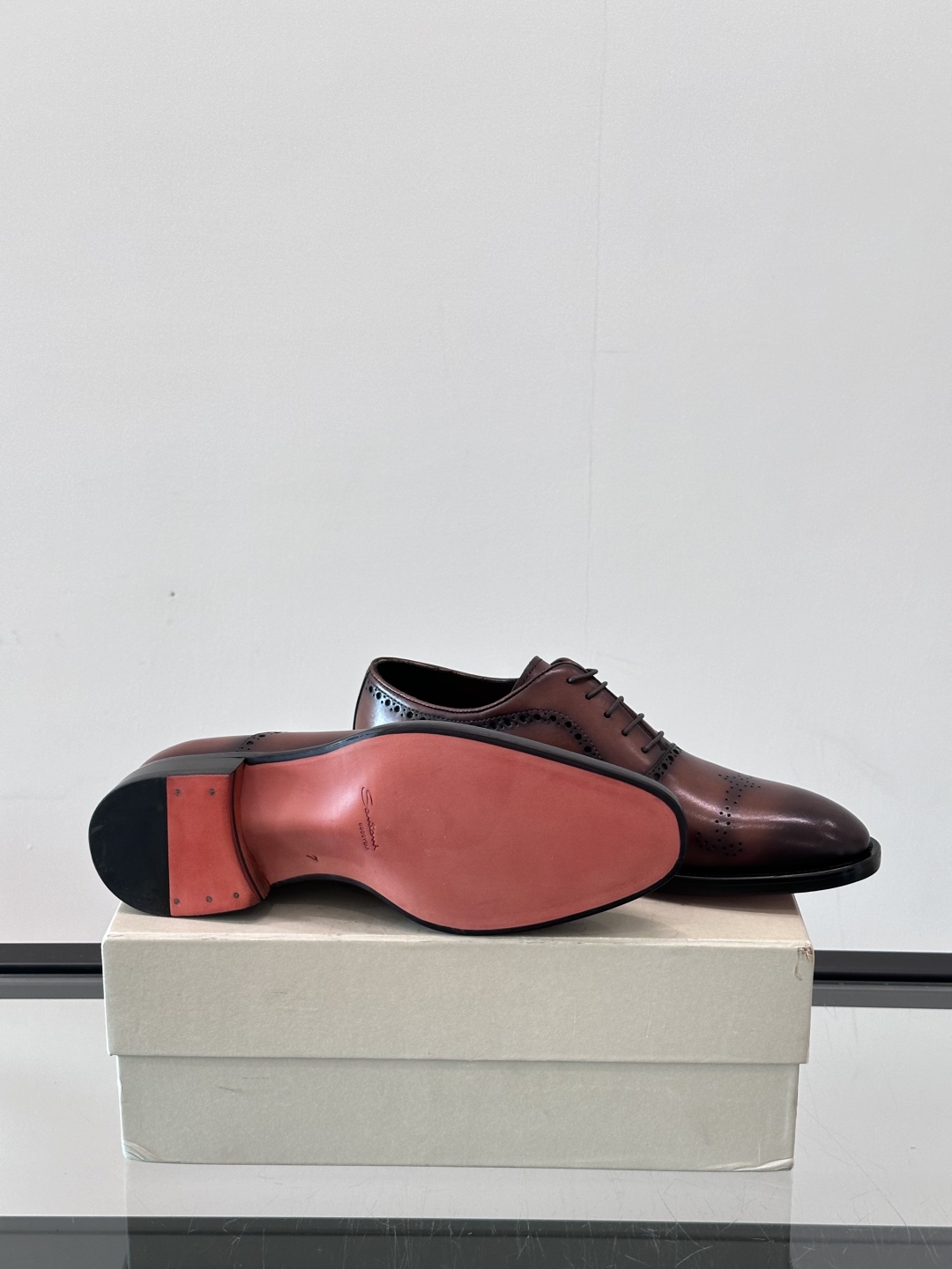 Santoni/圣东尼 意大利男士手工小牛皮真皮大底正装皮鞋，这个意大利纯手工鞋履品牌的每一双鞋设计简洁