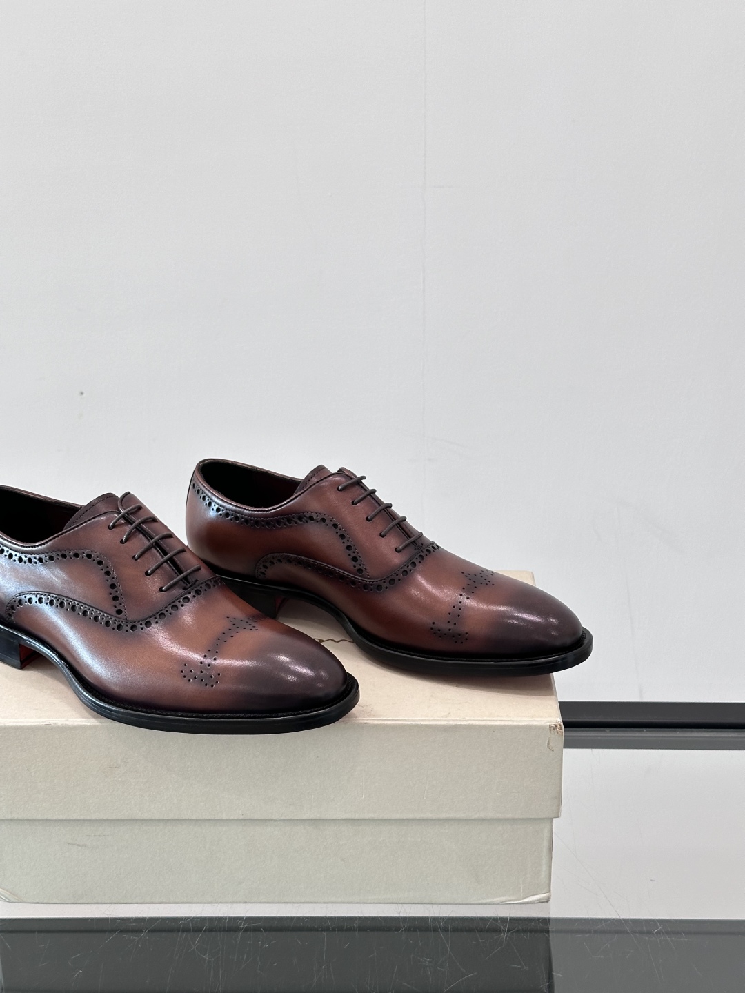 Santoni/圣东尼 意大利男士手工小牛皮真皮大底正装皮鞋，这个意大利纯手工鞋履品牌的每一双鞋设计简洁