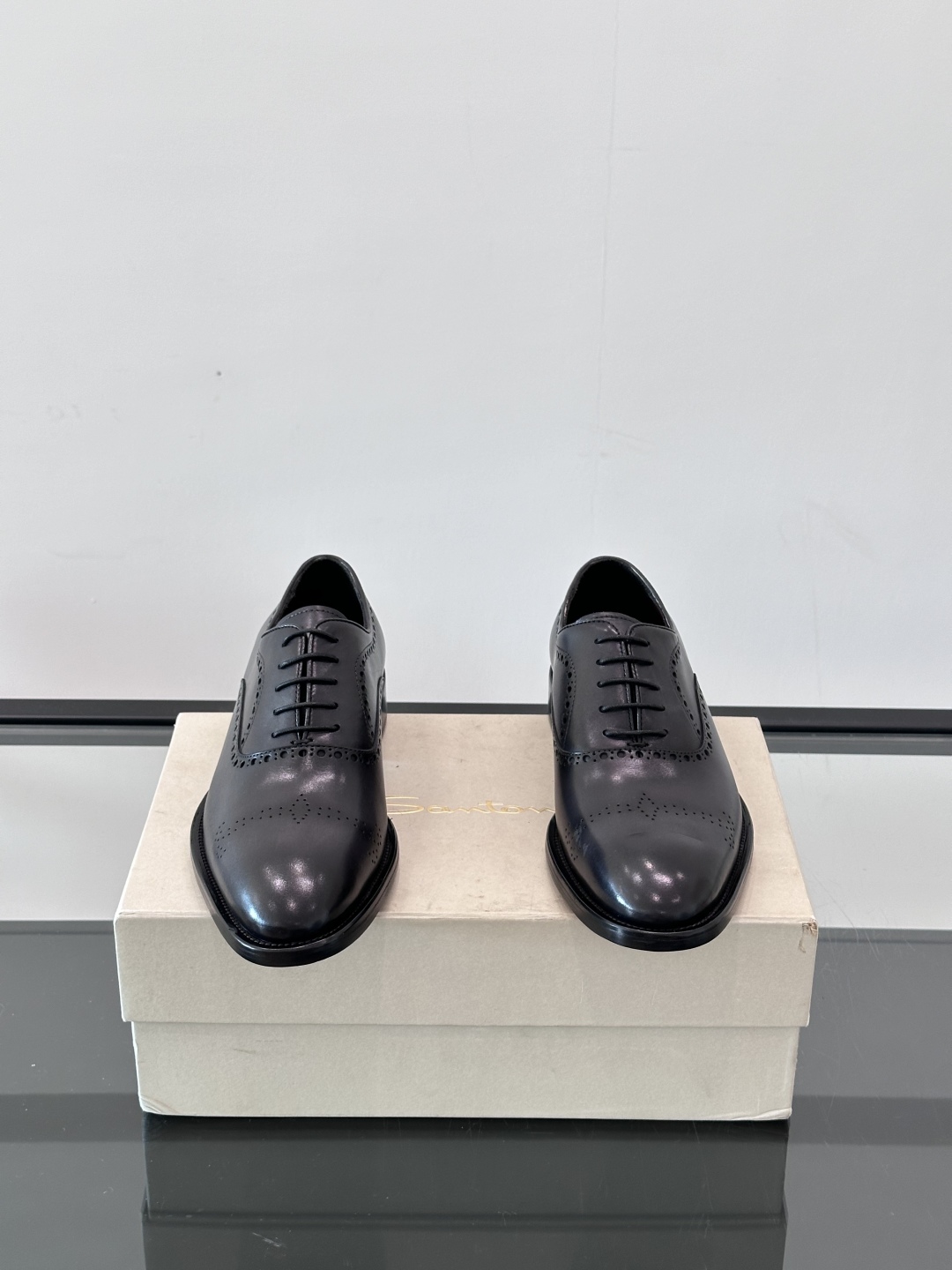 Santoni/圣东尼 意大利男士手工小牛皮真皮大底正装皮鞋，这个意大利纯手工鞋履品牌的每一双鞋设计简洁