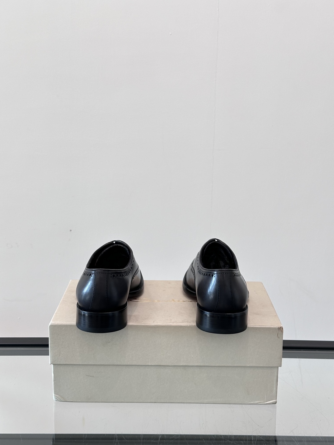 Santoni/圣东尼 意大利男士手工小牛皮真皮大底正装皮鞋，这个意大利纯手工鞋履品牌的每一双鞋设计简洁
