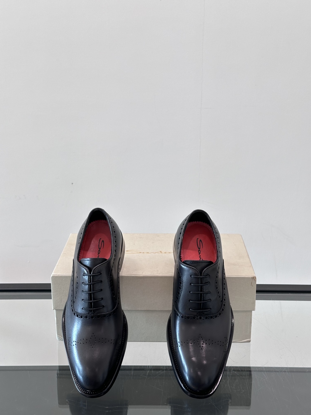 Santoni/圣东尼 意大利男士手工小牛皮真皮大底正装皮鞋，这个意大利纯手工鞋履品牌的每一双鞋设计简洁