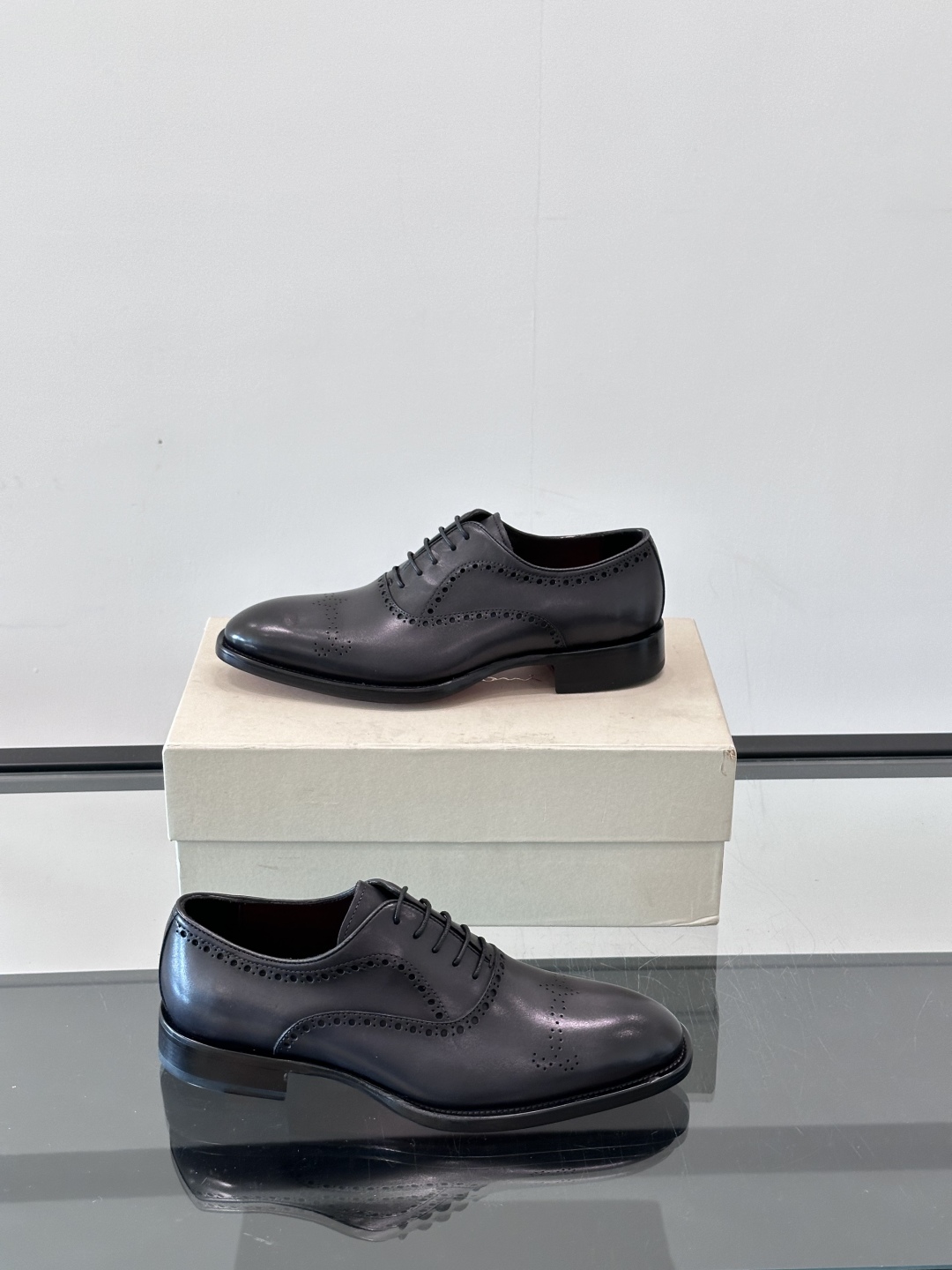 Santoni/圣东尼 意大利男士手工小牛皮真皮大底正装皮鞋，这个意大利纯手工鞋履品牌的每一双鞋设计简洁