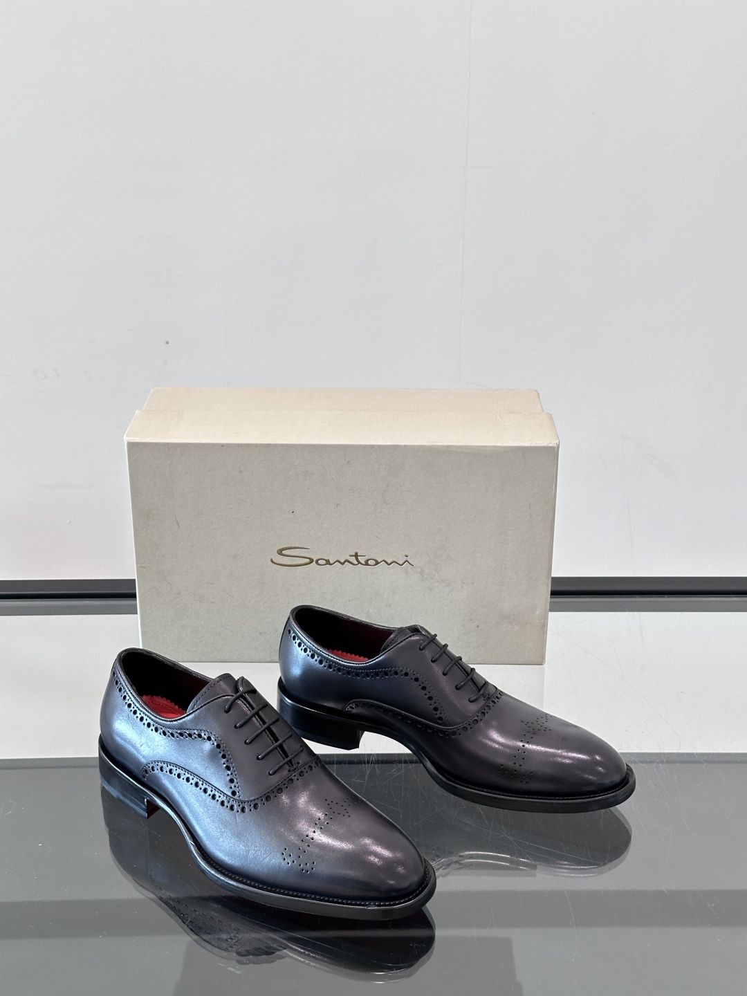 Santoni/圣东尼 意大利男士手工小牛皮真皮大底正装皮鞋，这个意大利纯手工鞋履品牌的每一双鞋设计简洁