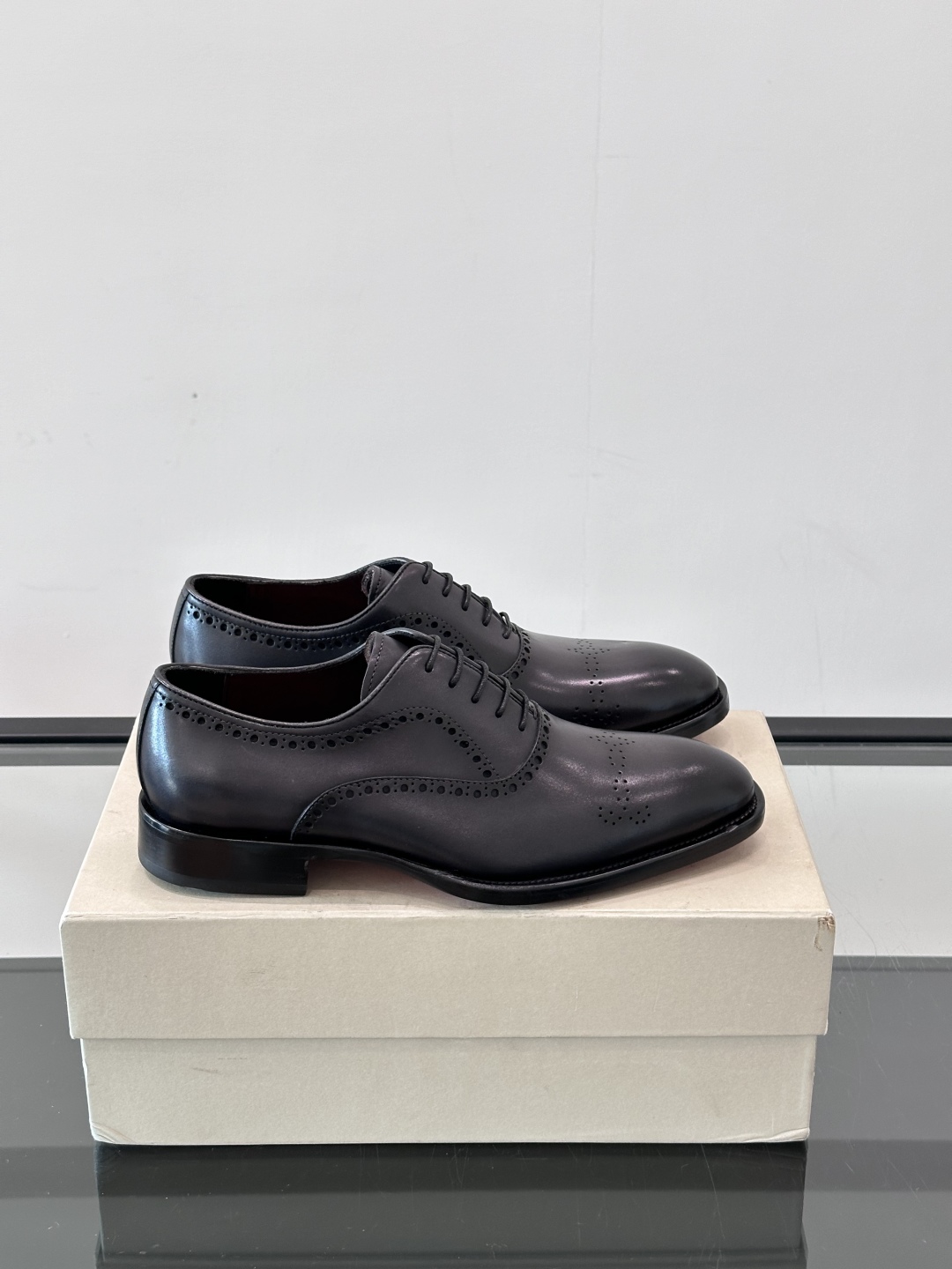 Santoni/圣东尼 意大利男士手工小牛皮真皮大底正装皮鞋，这个意大利纯手工鞋履品牌的每一双鞋设计简洁