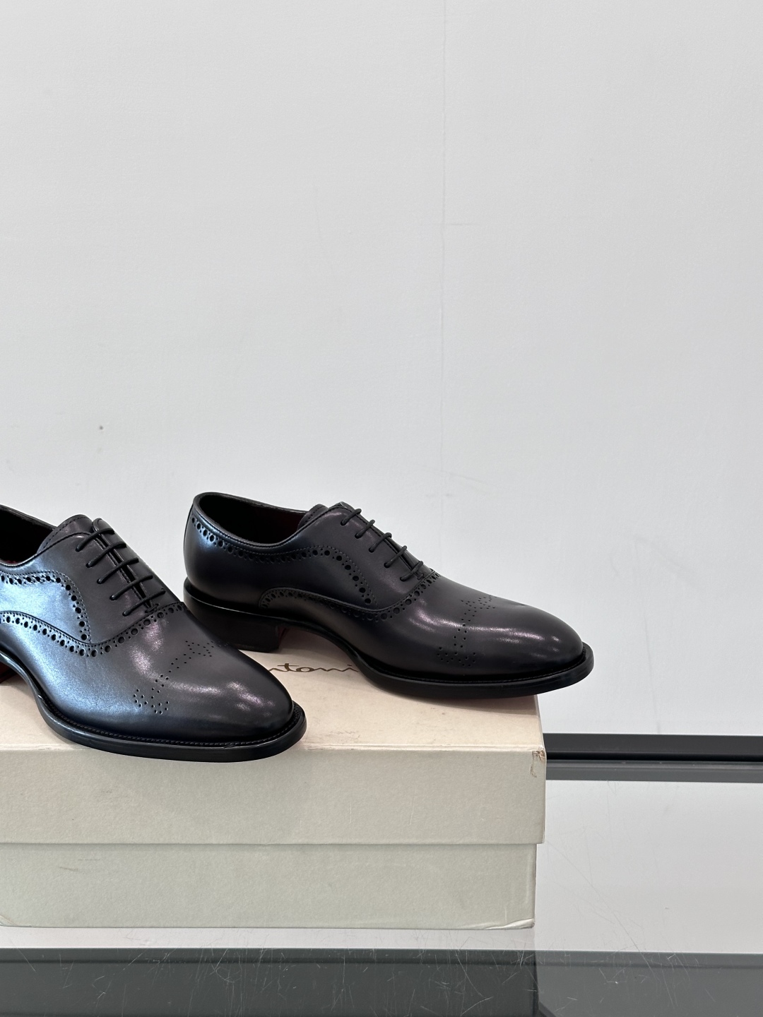 Santoni/圣东尼 意大利男士手工小牛皮真皮大底正装皮鞋，这个意大利纯手工鞋履品牌的每一双鞋设计简洁