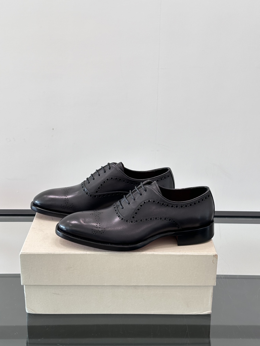 Santoni/圣东尼 意大利男士手工小牛皮真皮大底正装皮鞋，这个意大利纯手工鞋履品牌的每一双鞋设计简洁