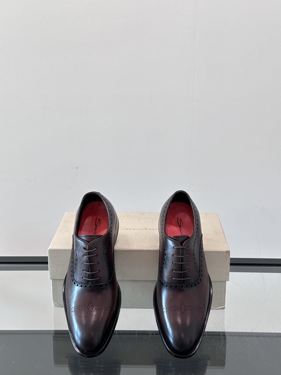 Santoni/圣东尼 意大利男士手工小牛皮真皮大底正装皮鞋，这个意大利纯手工鞋履品牌的每一双鞋设计简洁