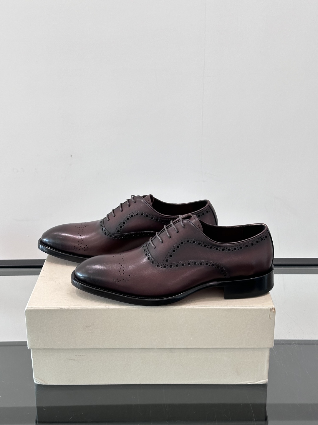 Santoni/圣东尼 意大利男士手工小牛皮真皮大底正装皮鞋，这个意大利纯手工鞋履品牌的每一双鞋设计简洁