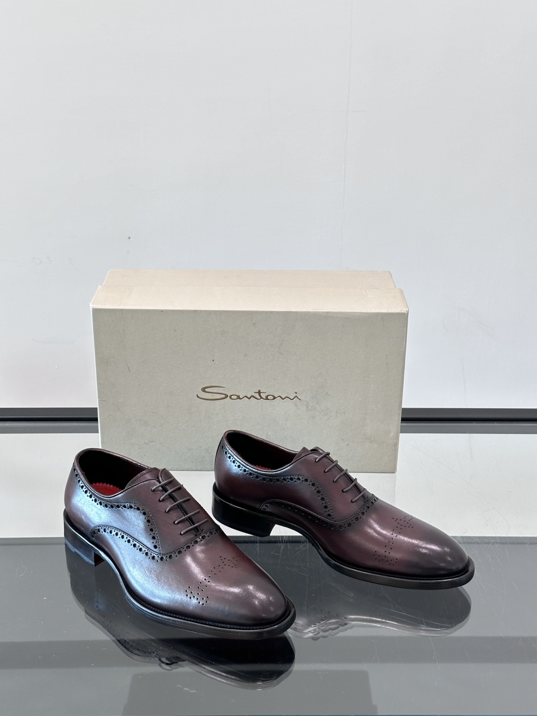 Santoni/圣东尼 意大利男士手工小牛皮真皮大底正装皮鞋，这个意大利纯手工鞋履品牌的每一双鞋设计简洁