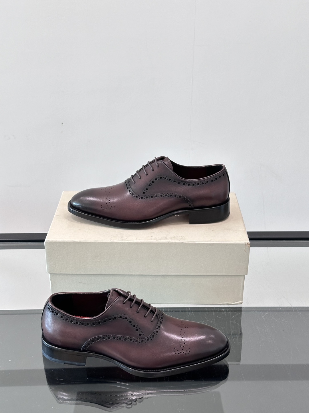 Santoni/圣东尼 意大利男士手工小牛皮真皮大底正装皮鞋，这个意大利纯手工鞋履品牌的每一双鞋设计简洁