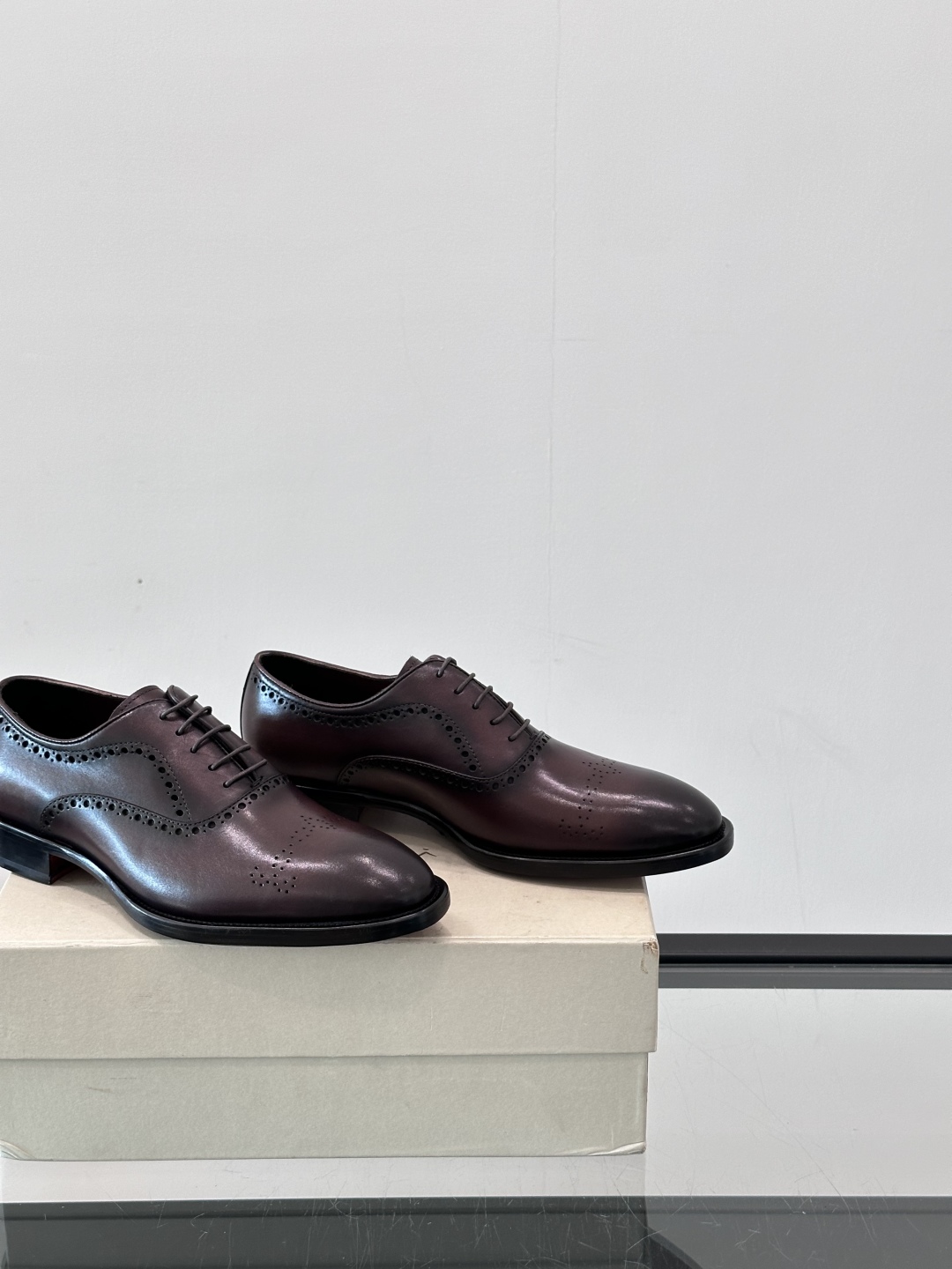 Santoni/圣东尼 意大利男士手工小牛皮真皮大底正装皮鞋，这个意大利纯手工鞋履品牌的每一双鞋设计简洁