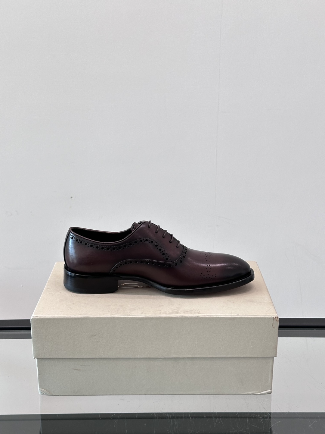 Santoni/圣东尼 意大利男士手工小牛皮真皮大底正装皮鞋，这个意大利纯手工鞋履品牌的每一双鞋设计简洁