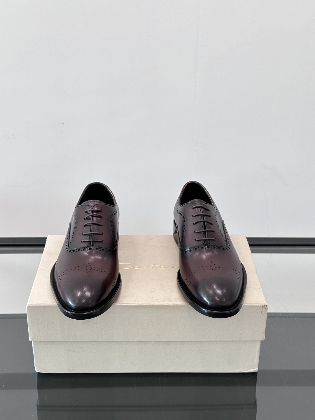 Santoni/圣东尼 意大利男士手工小牛皮真皮大底正装皮鞋，这个意大利纯手工鞋履品牌的每一双鞋设计简洁