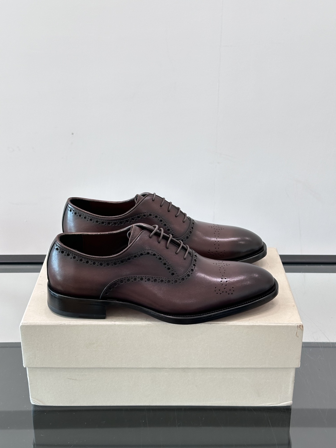Santoni/圣东尼 意大利男士手工小牛皮真皮大底正装皮鞋，这个意大利纯手工鞋履品牌的每一双鞋设计简洁