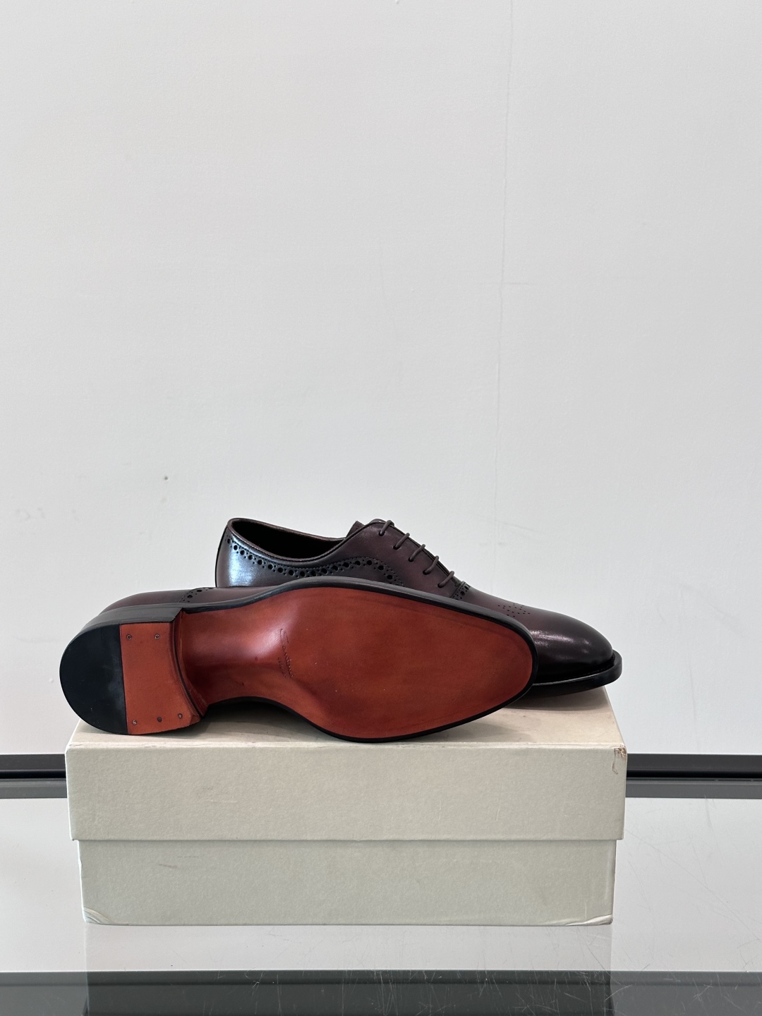 Santoni/圣东尼 意大利男士手工小牛皮真皮大底正装皮鞋，这个意大利纯手工鞋履品牌的每一双鞋设计简洁
