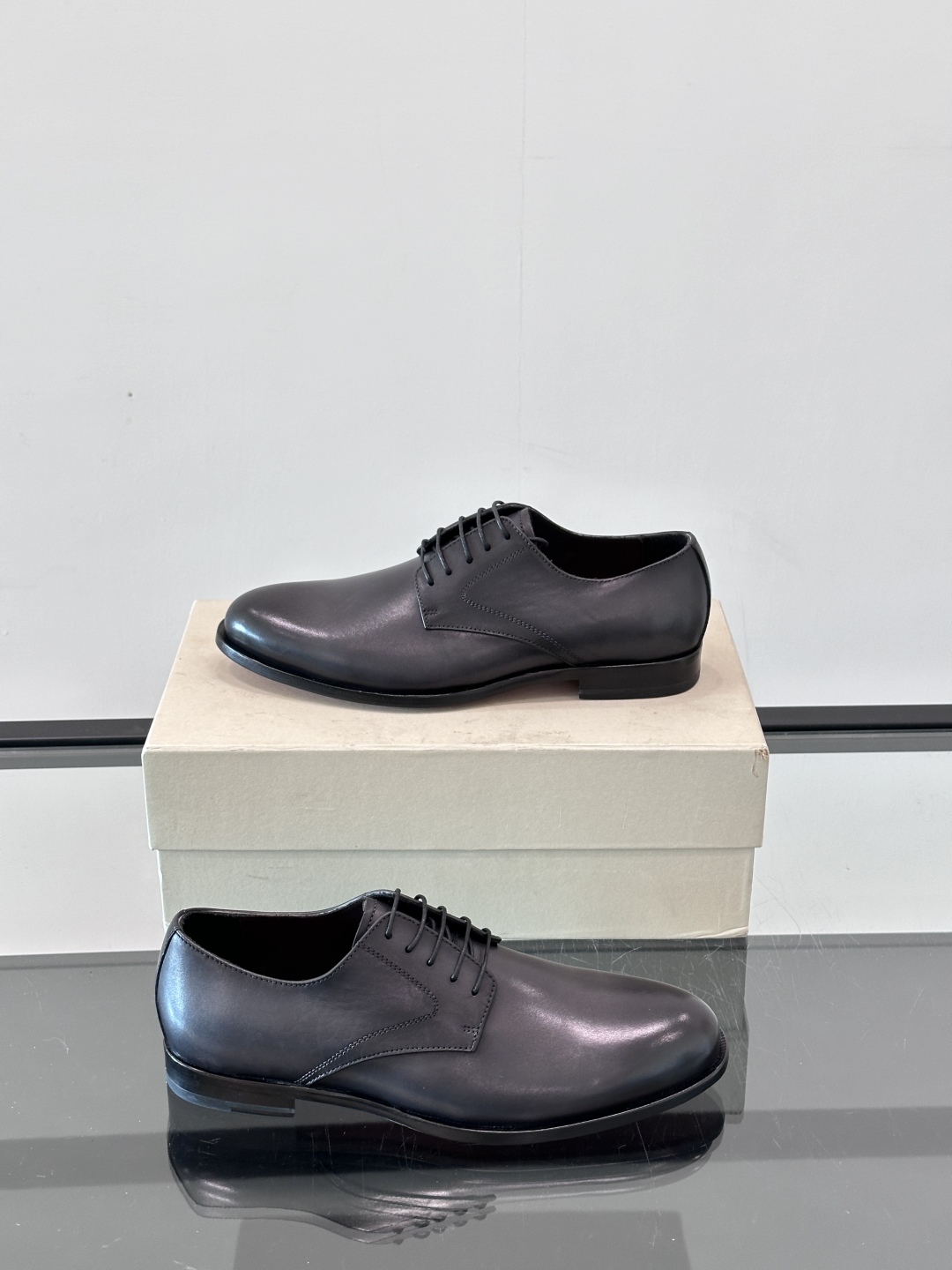 Santoni/圣东尼 意大利男士手工小牛皮真皮大底正装皮鞋，这个意大利纯手工鞋履品牌的每一双鞋设计简洁