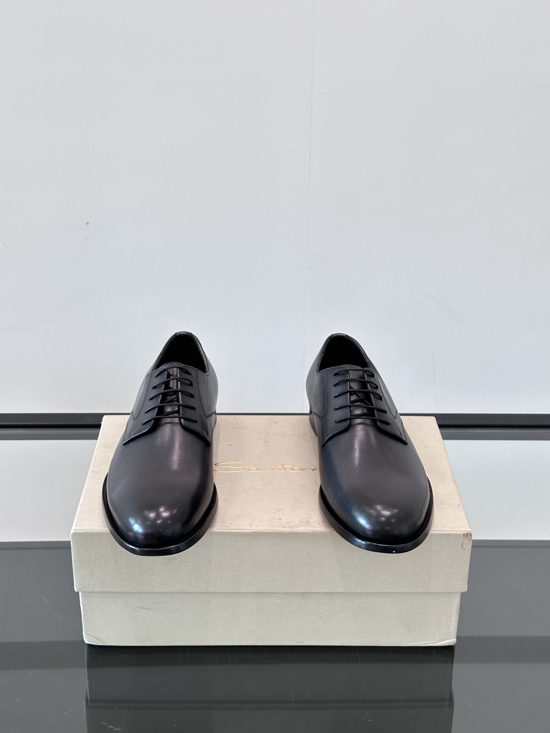 Santoni/圣东尼 意大利男士手工小牛皮真皮大底正装皮鞋，这个意大利纯手工鞋履品牌的每一双鞋设计简洁