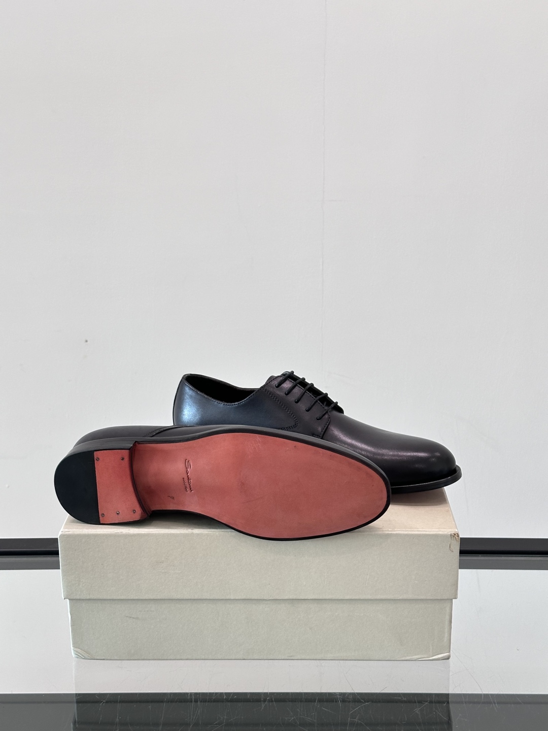 Santoni/圣东尼 意大利男士手工小牛皮真皮大底正装皮鞋，这个意大利纯手工鞋履品牌的每一双鞋设计简洁