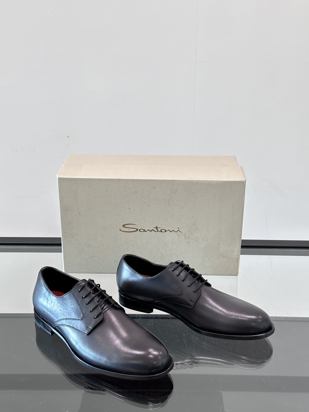 Santoni/圣东尼 意大利男士手工小牛皮真皮大底正装皮鞋，这个意大利纯手工鞋履品牌的每一双鞋设计简洁