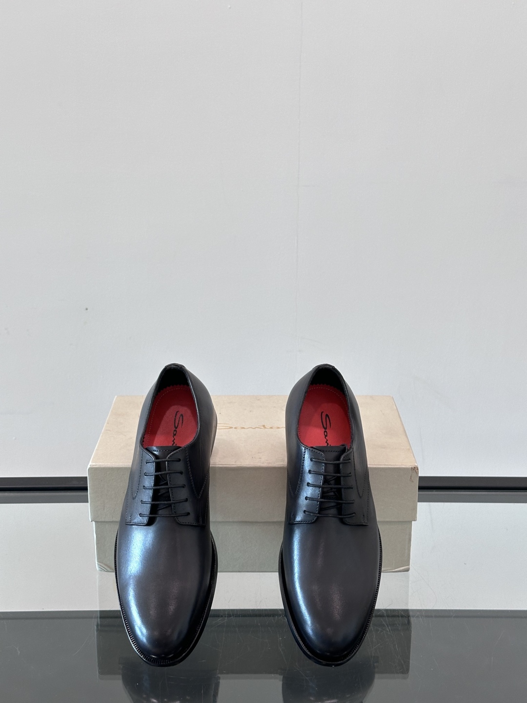 Santoni/圣东尼 意大利男士手工小牛皮真皮大底正装皮鞋，这个意大利纯手工鞋履品牌的每一双鞋设计简洁