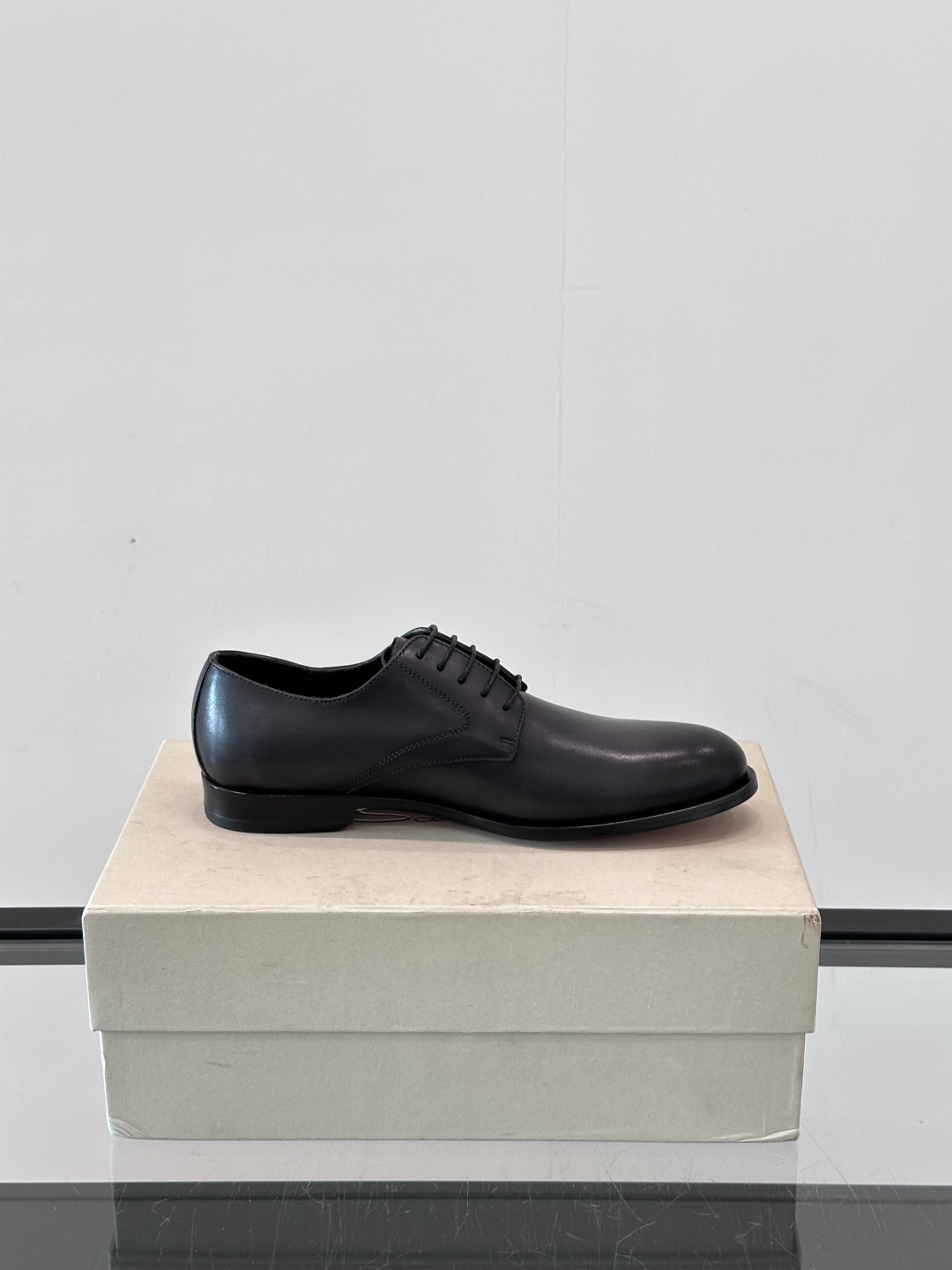 Santoni/圣东尼 意大利男士手工小牛皮真皮大底正装皮鞋，这个意大利纯手工鞋履品牌的每一双鞋设计简洁
