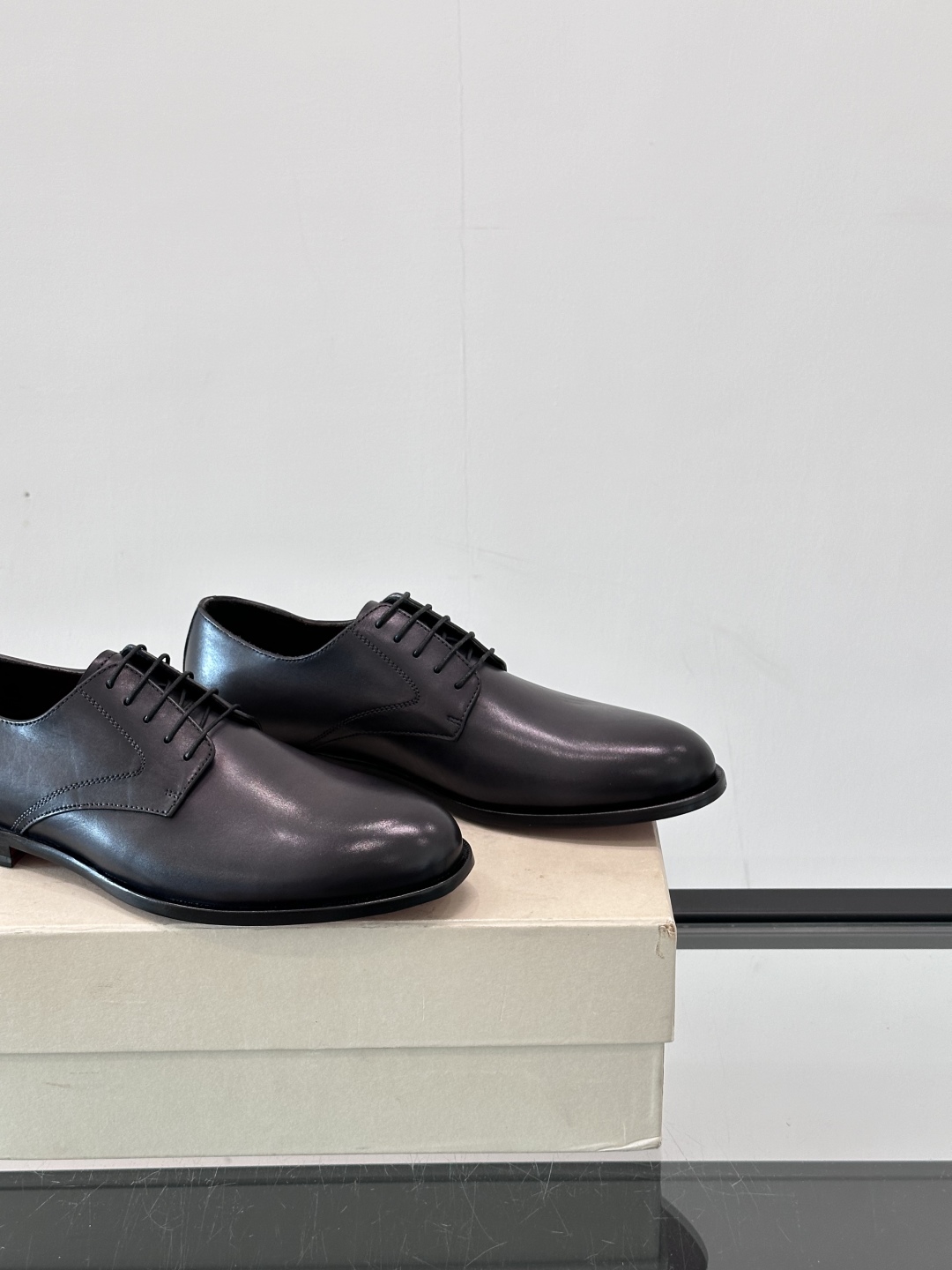 Santoni/圣东尼 意大利男士手工小牛皮真皮大底正装皮鞋，这个意大利纯手工鞋履品牌的每一双鞋设计简洁