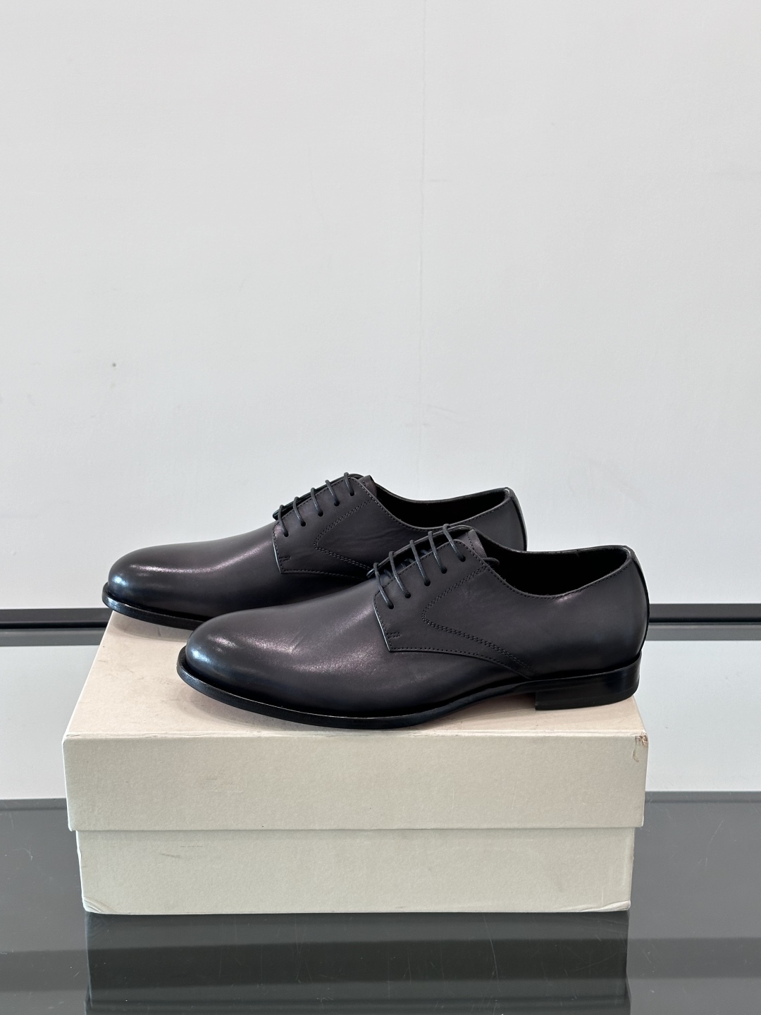 Santoni/圣东尼 意大利男士手工小牛皮真皮大底正装皮鞋，这个意大利纯手工鞋履品牌的每一双鞋设计简洁