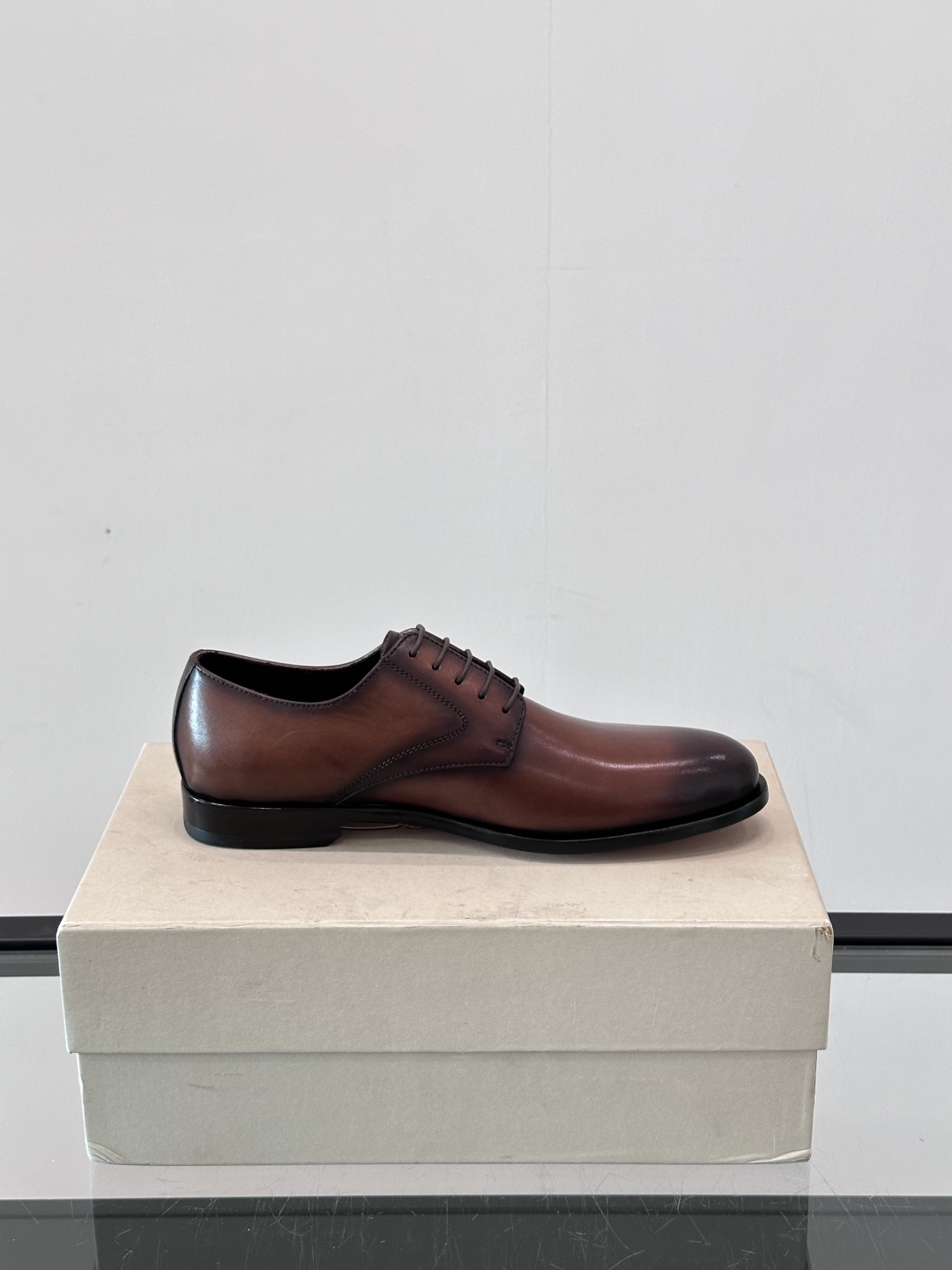 Santoni/圣东尼 意大利男士手工小牛皮真皮大底正装皮鞋，这个意大利纯手工鞋履品牌的每一双鞋设计简洁