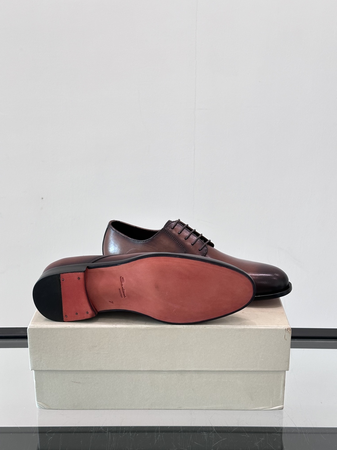Santoni/圣东尼 意大利男士手工小牛皮真皮大底正装皮鞋，这个意大利纯手工鞋履品牌的每一双鞋设计简洁