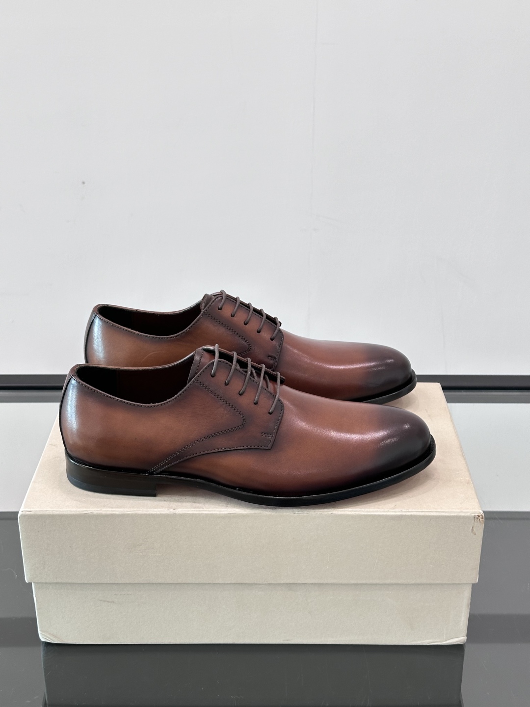 Santoni/圣东尼 意大利男士手工小牛皮真皮大底正装皮鞋，这个意大利纯手工鞋履品牌的每一双鞋设计简洁