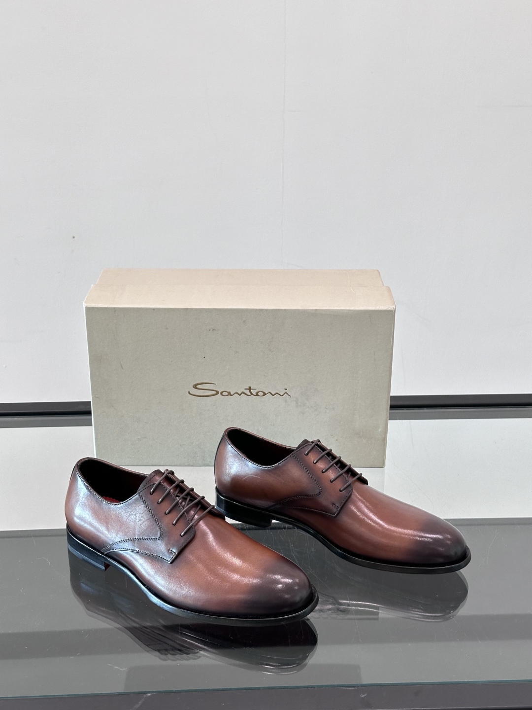 Santoni/圣东尼 意大利男士手工小牛皮真皮大底正装皮鞋，这个意大利纯手工鞋履品牌的每一双鞋设计简洁