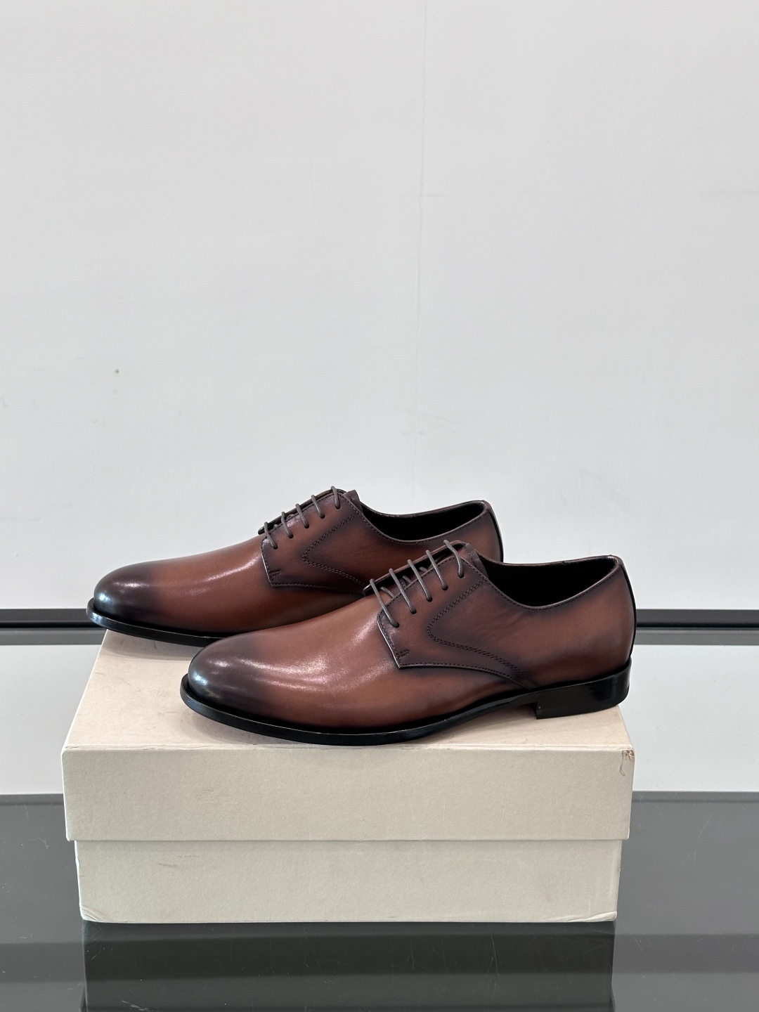 Santoni/圣东尼 意大利男士手工小牛皮真皮大底正装皮鞋，这个意大利纯手工鞋履品牌的每一双鞋设计简洁
