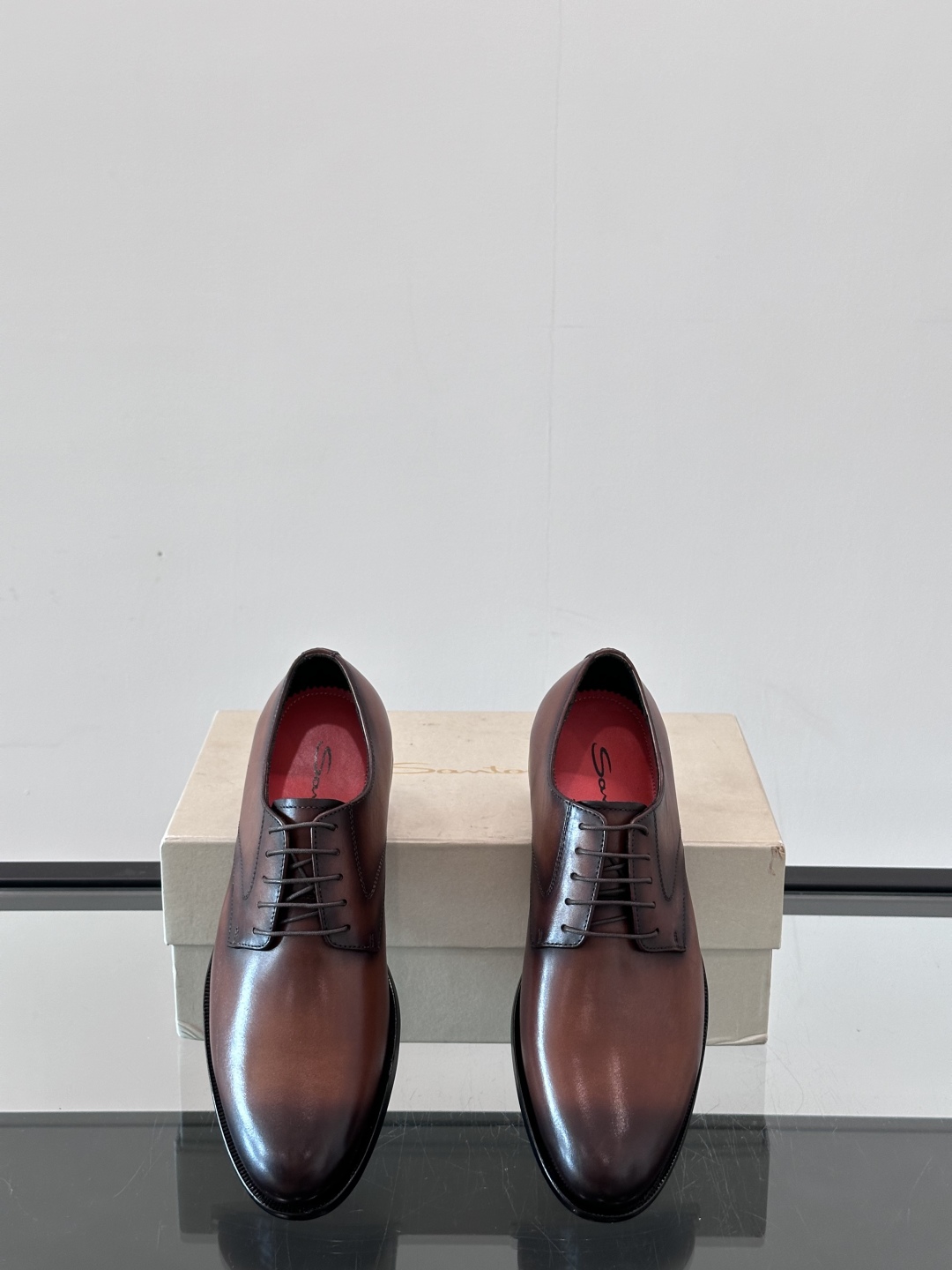 Santoni/圣东尼 意大利男士手工小牛皮真皮大底正装皮鞋，这个意大利纯手工鞋履品牌的每一双鞋设计简洁